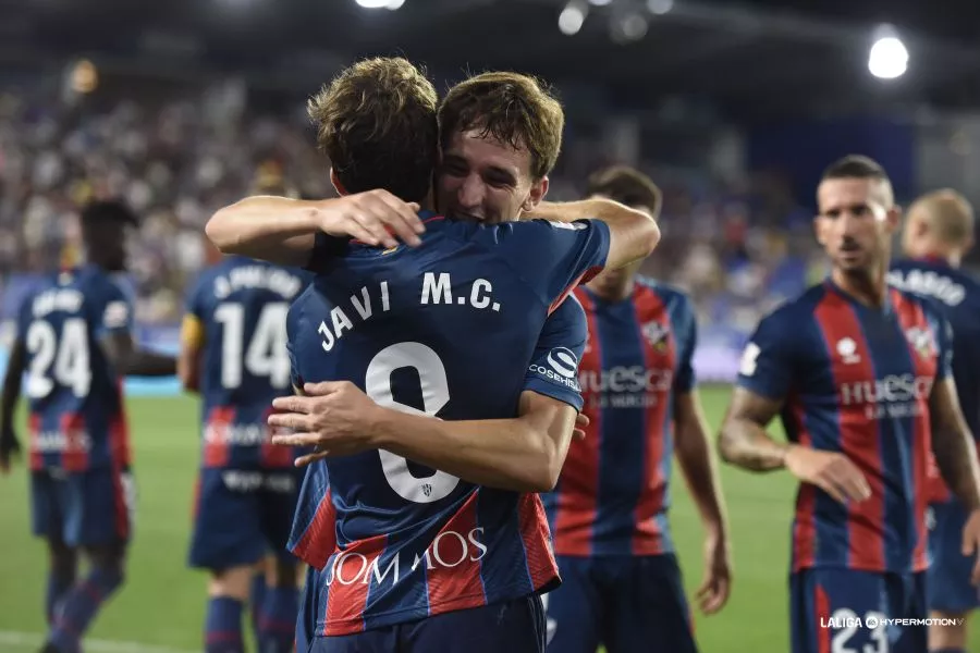Javi Martínez celebra con Kortajarena su gol