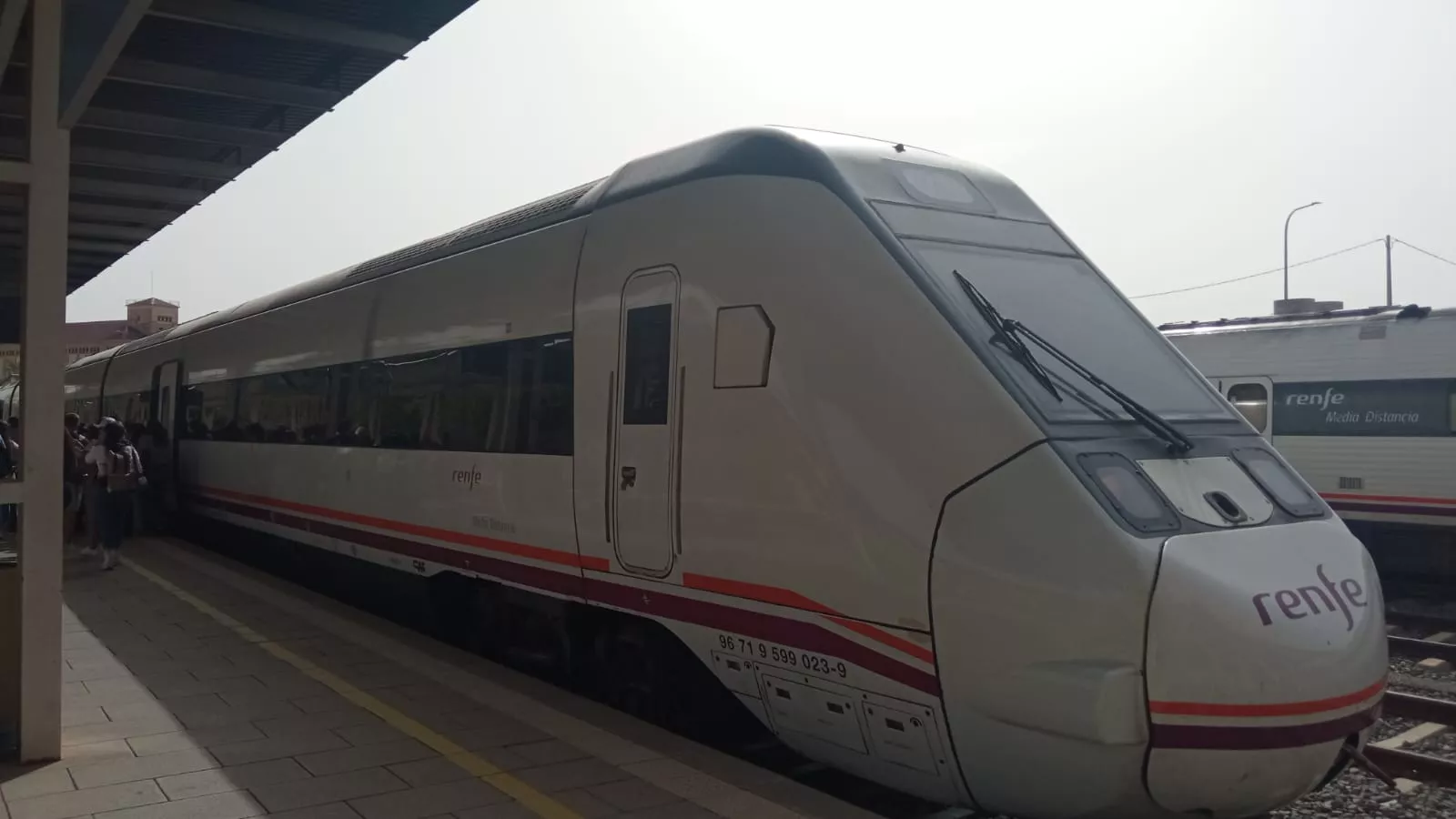 Imágenes de la llegada del tren con 72 minutos de retraso a Huesca