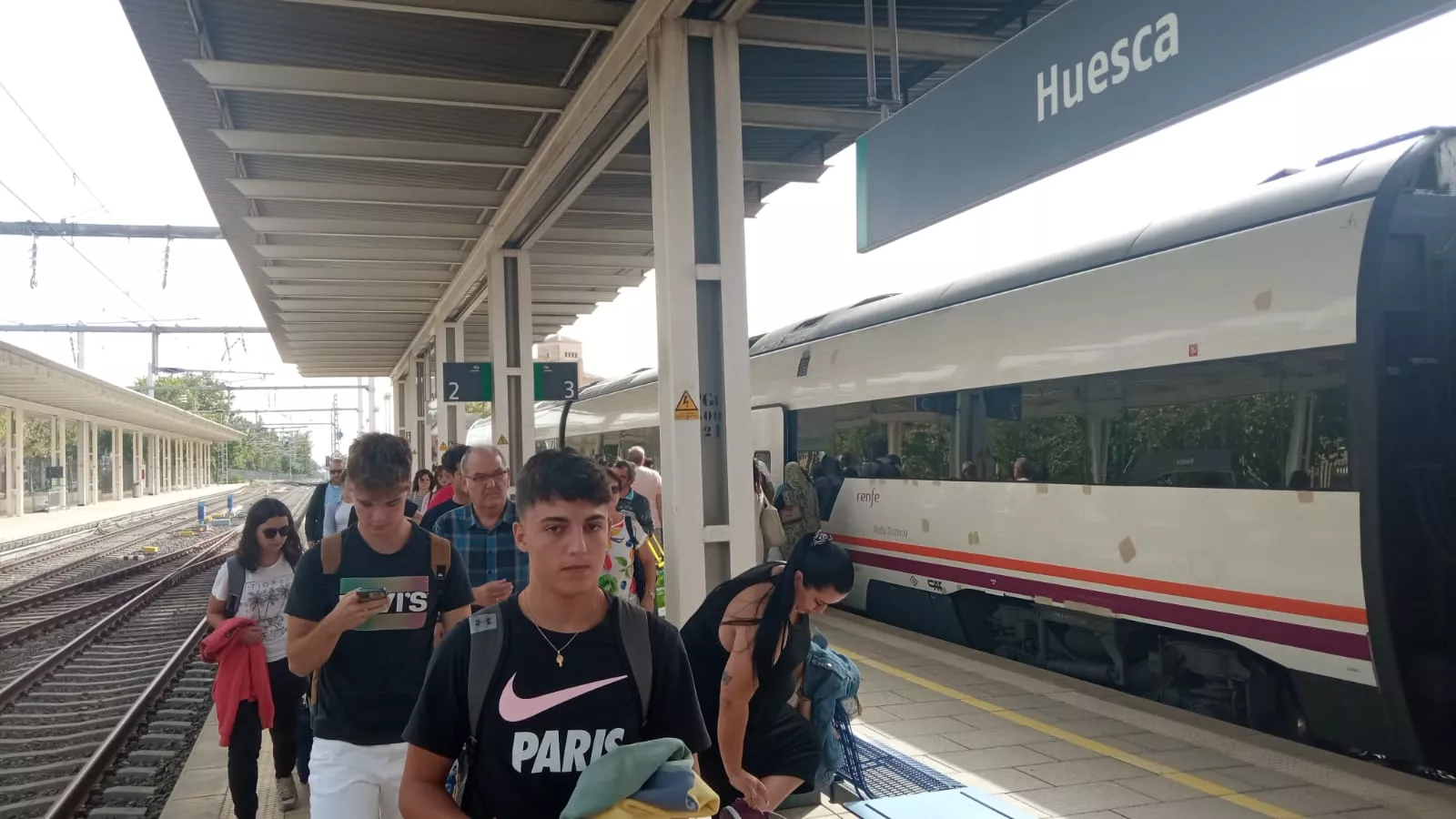 Imágenes de la llegada del tren con 72 minutos de retraso a Huesca
