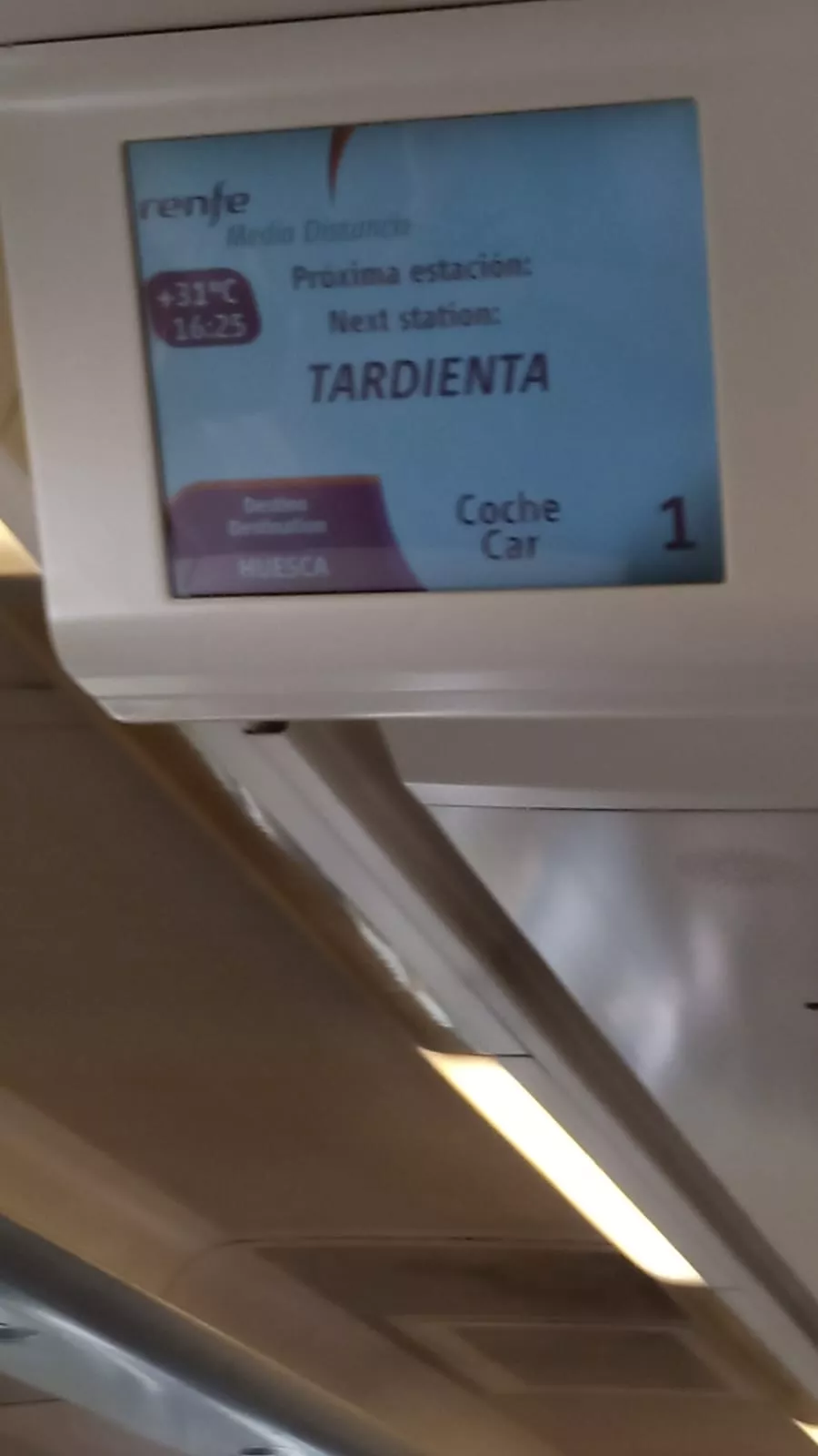 Imágenes de la llegada del tren con 72 minutos de retraso a Huesca