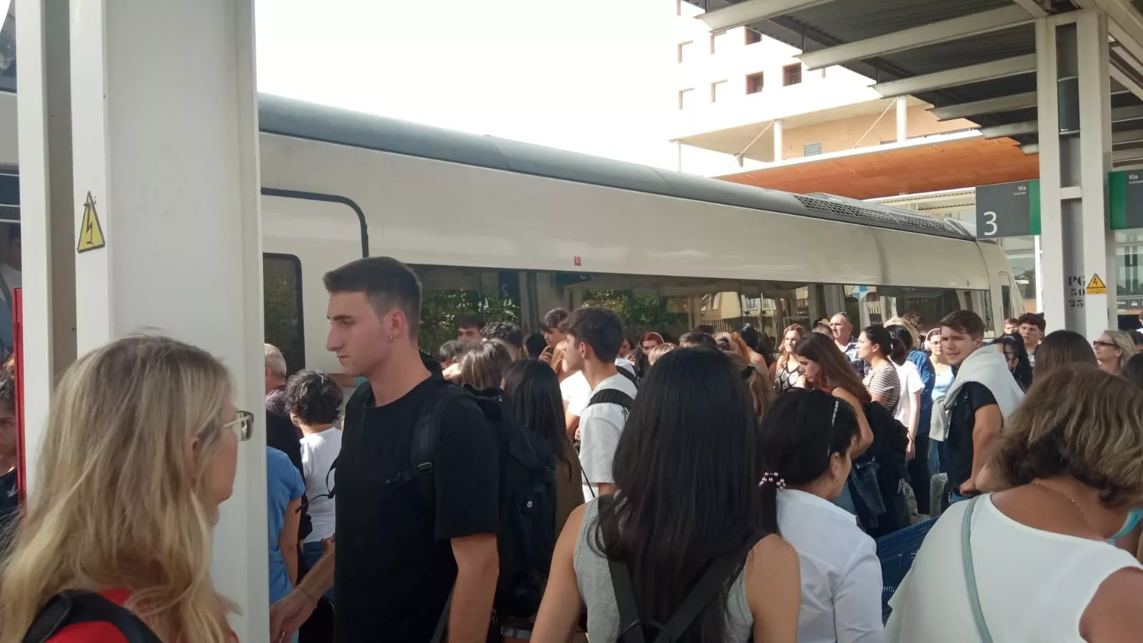 Imágenes de la llegada del tren con 72 minutos de retraso a Huesca