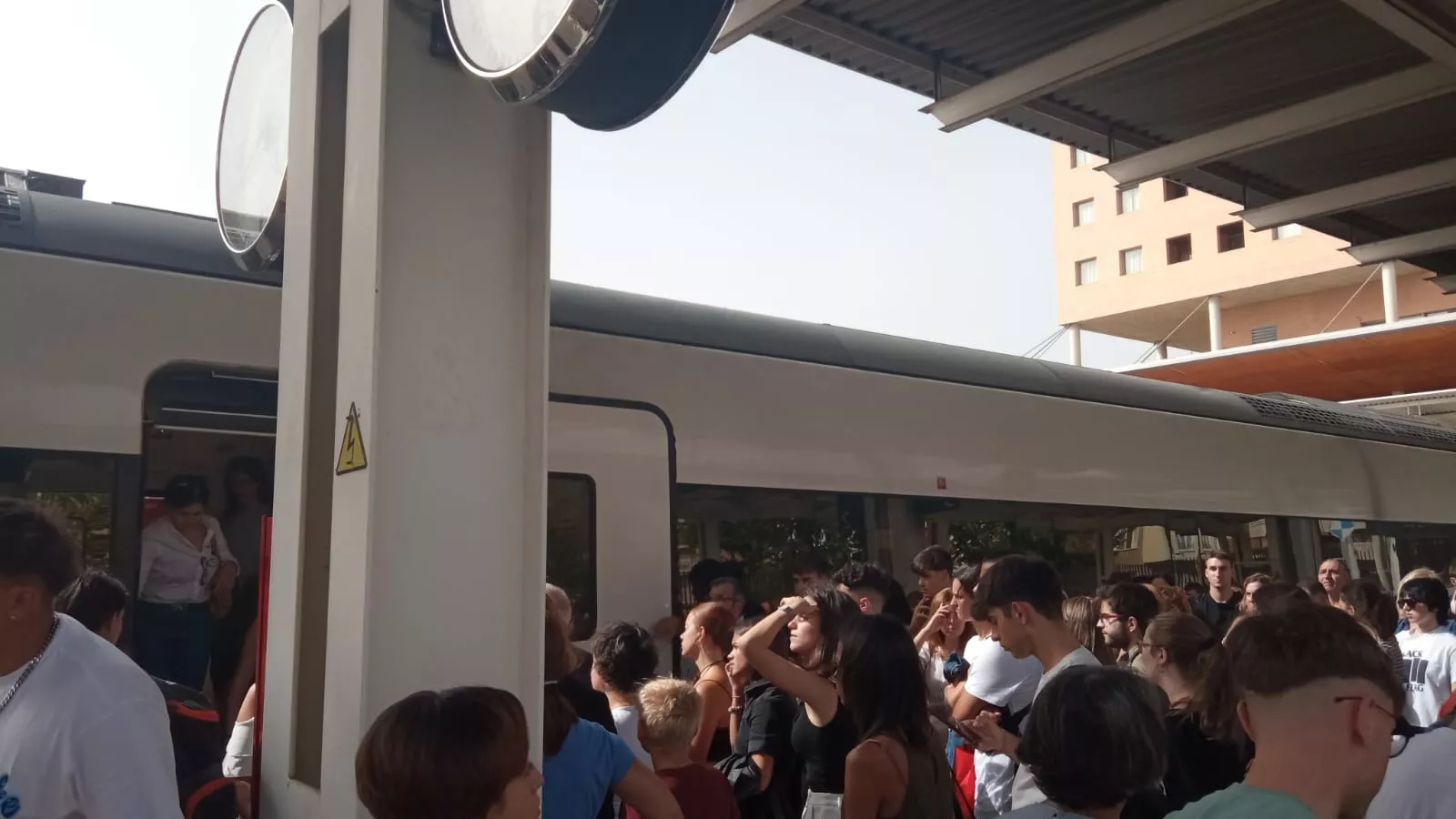 Imágenes de la llegada del tren con 72 minutos de retraso a Huesca