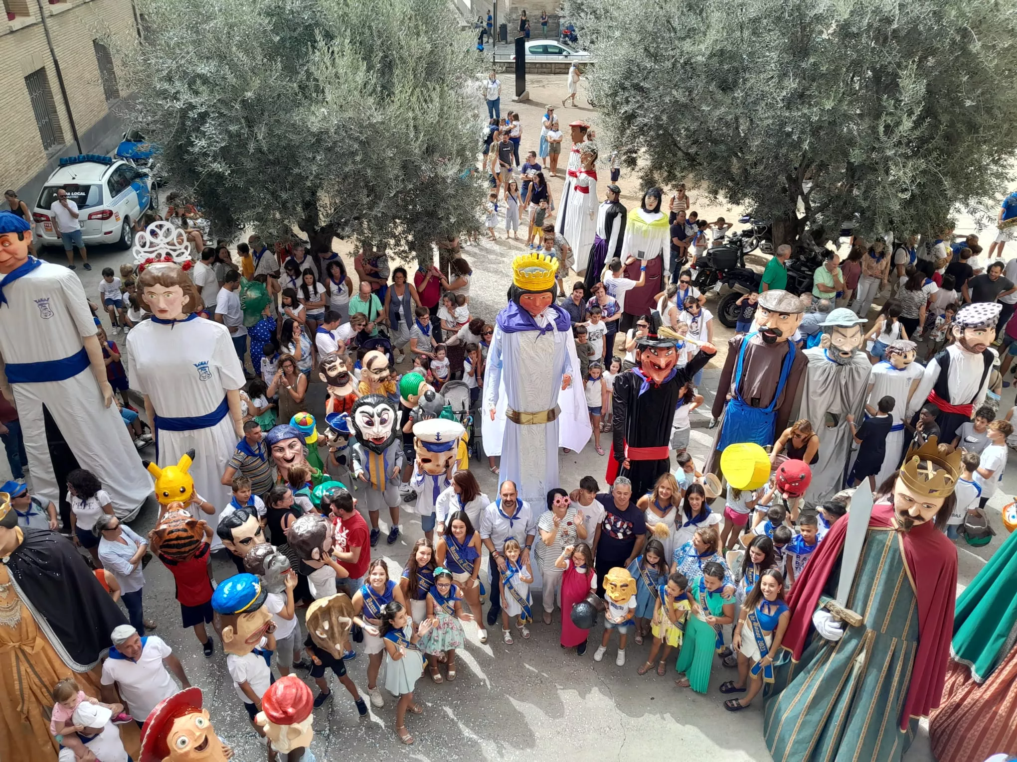 La Comparsa de Gigantes y Cabezudos de Barbastro, con dos miembros más.