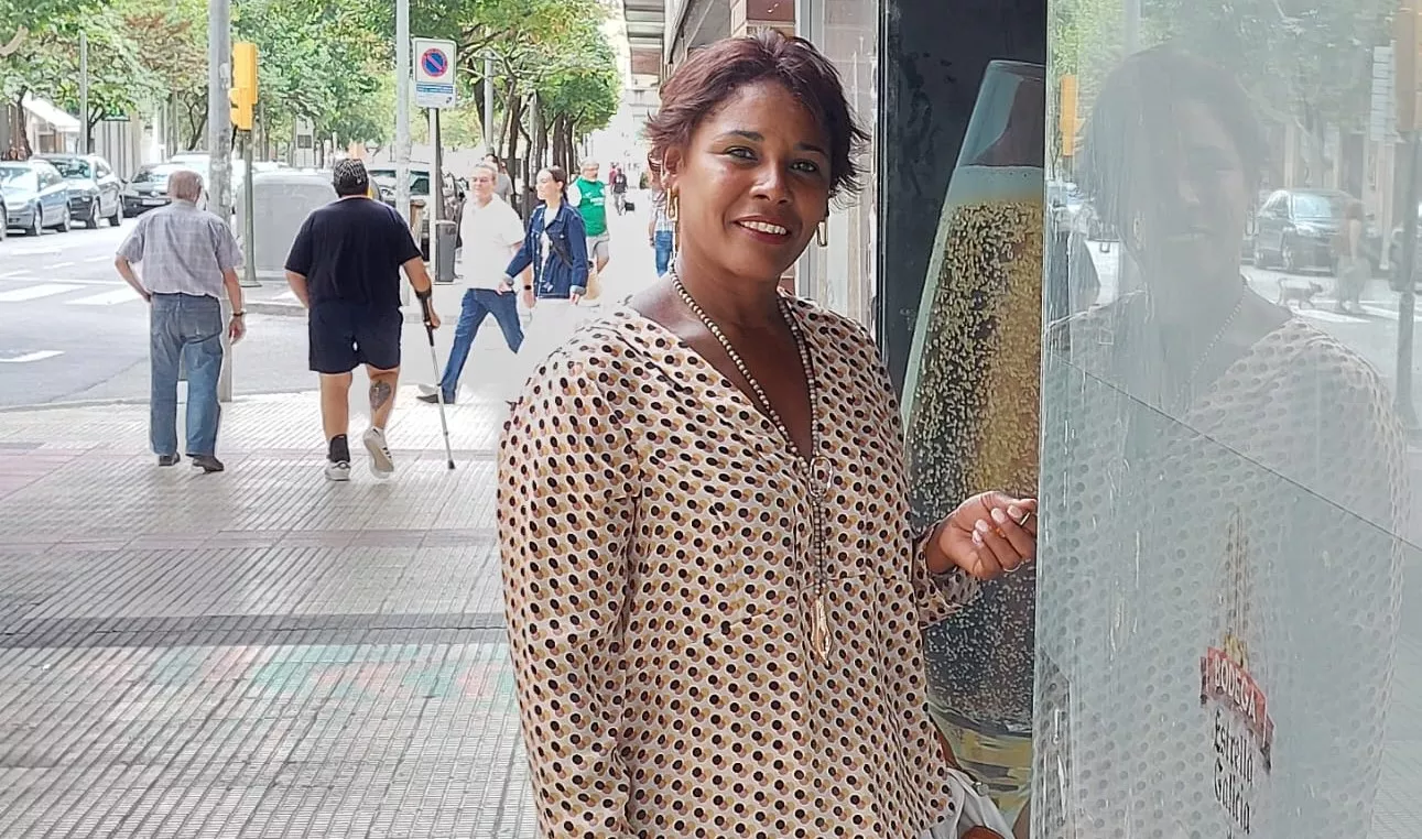 Yamira, en la puerta de su establecimiento todavía en obras Yamira, en la puerta de su establecimiento todavía en obras
