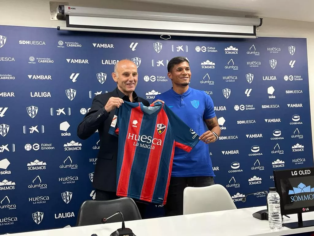 Bolívar ya posa con la camiseta del Huesca. Foto: A. Mora