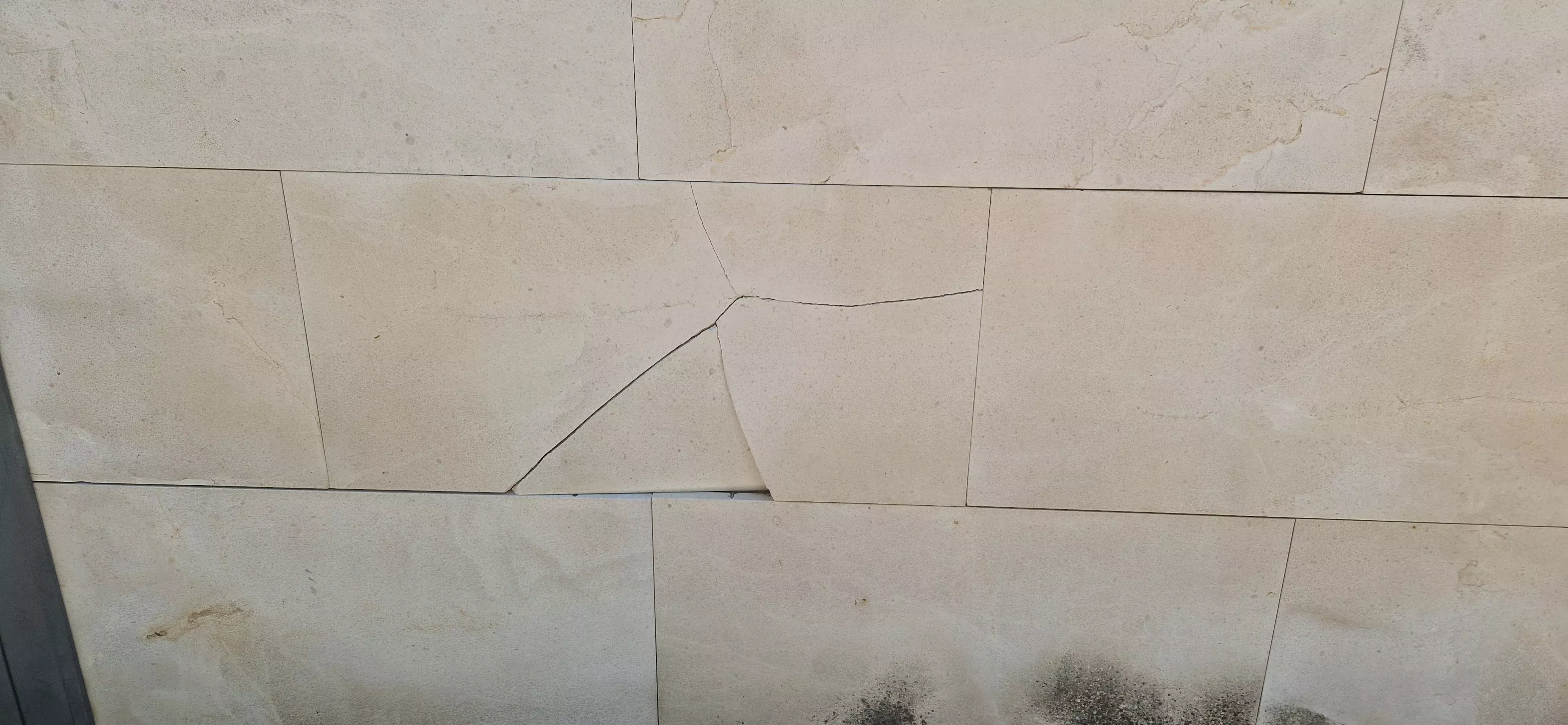 Edificio afectado en una calle en el entorno del Parque Padre Querbes. Foto Myriam Martínez