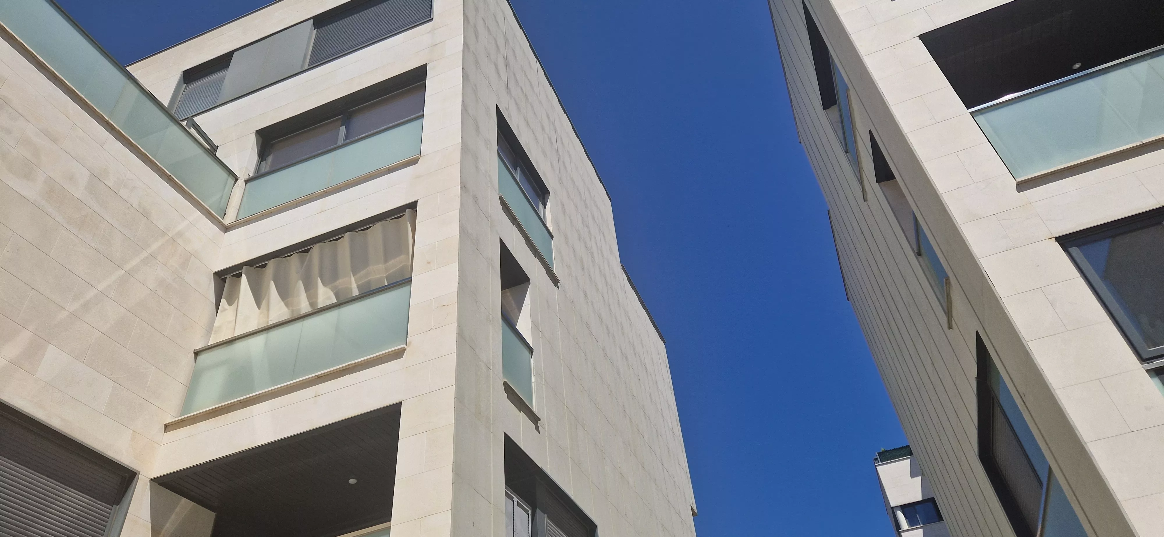 Edificio afectado en una calle en el entorno del Parque Padre Querbes. Foto Myriam Martínez