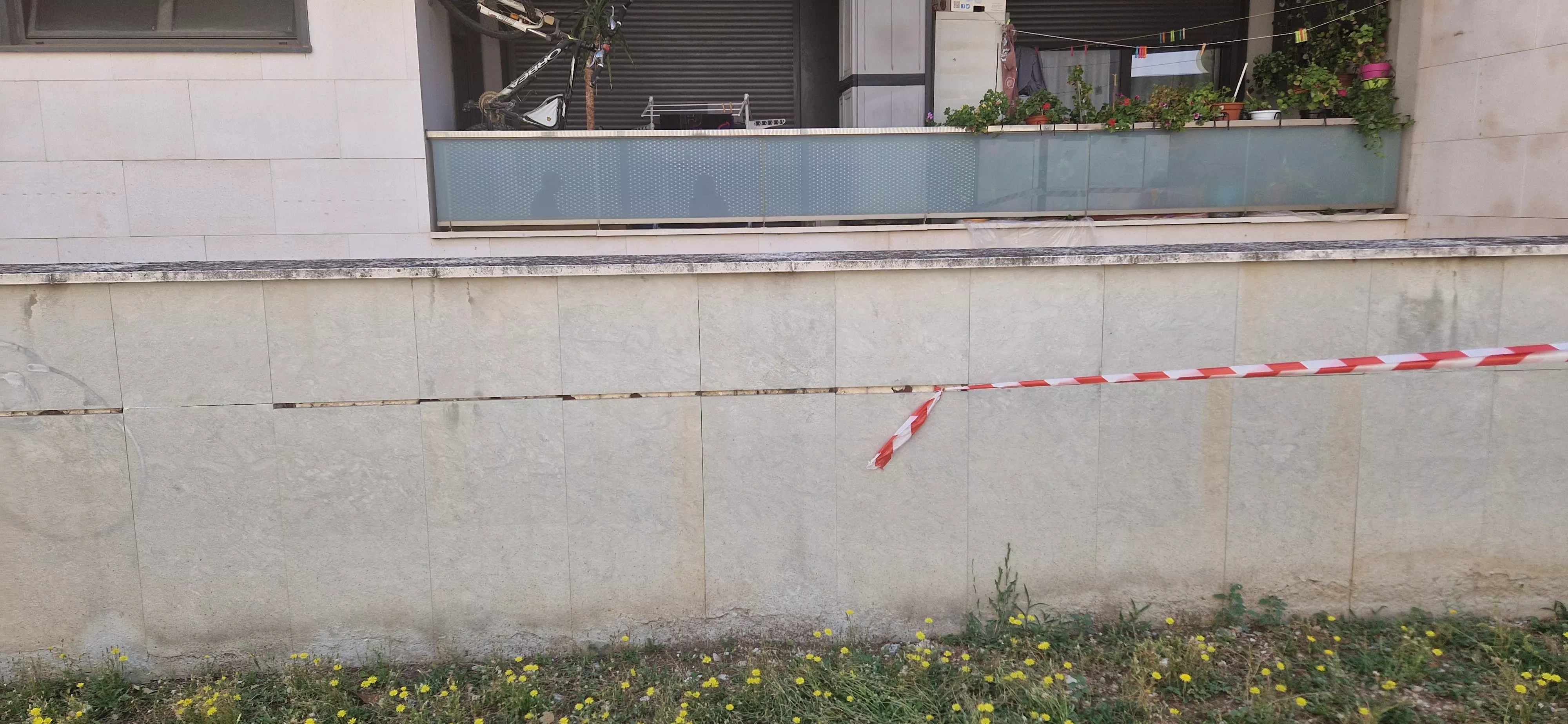 Edificio afectado en una calle en el entorno del Parque Padre Querbes. Foto Myriam Martínez