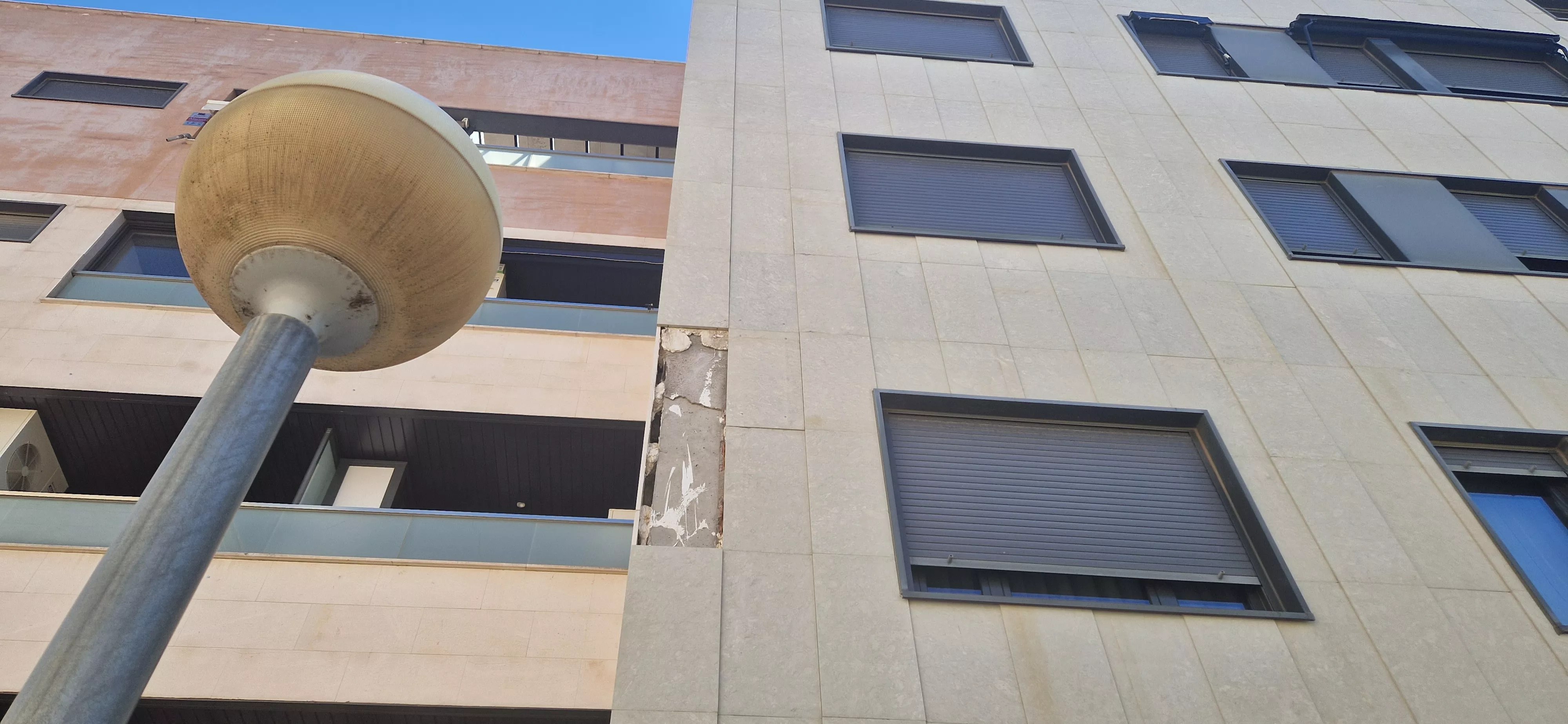 Edificio afectado en una calle en el entorno del Parque Padre Querbes. Foto Myriam Martínez