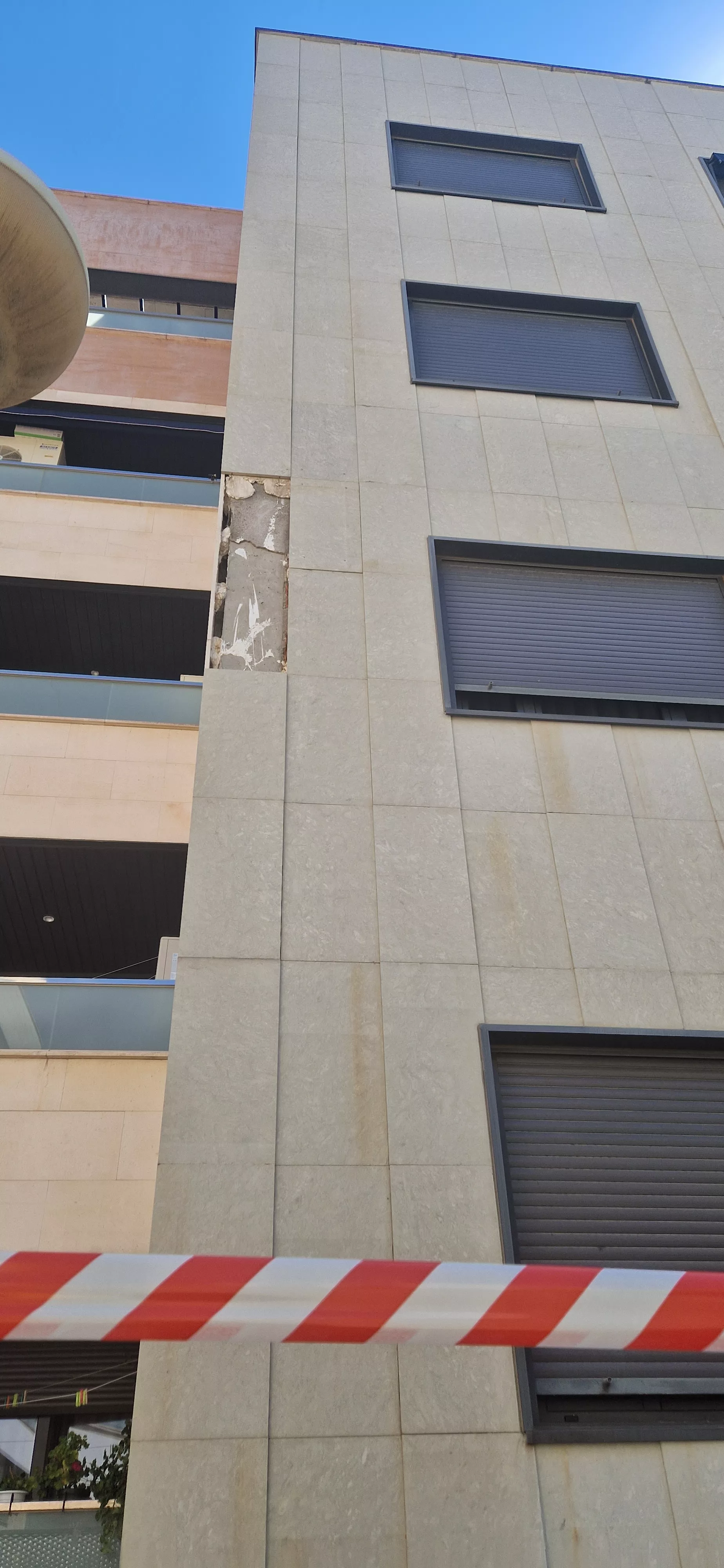 Edificio afectado en una calle en el entorno del Parque Padre Querbes. Foto Myriam Martínez