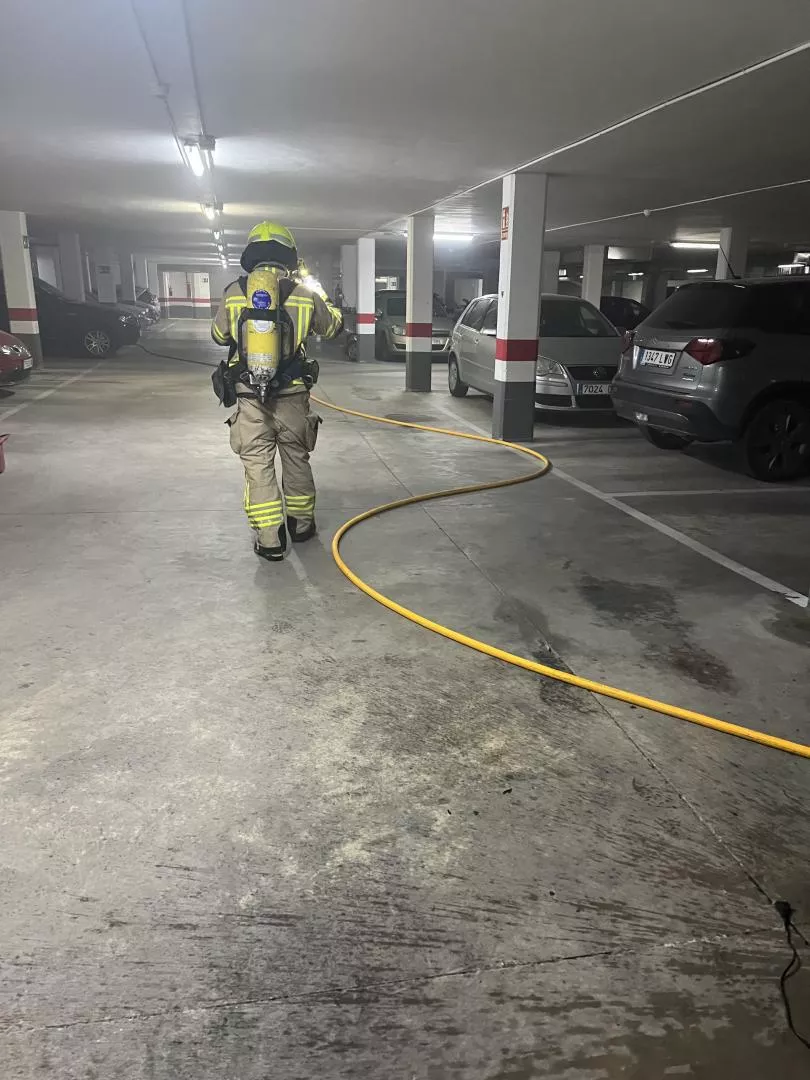 Imagen de la actuación de los bomberos en un incendio en un garaje en Huesca. Imagen de la actuación de los bomberos en un incendio en un garaje en Huesca.