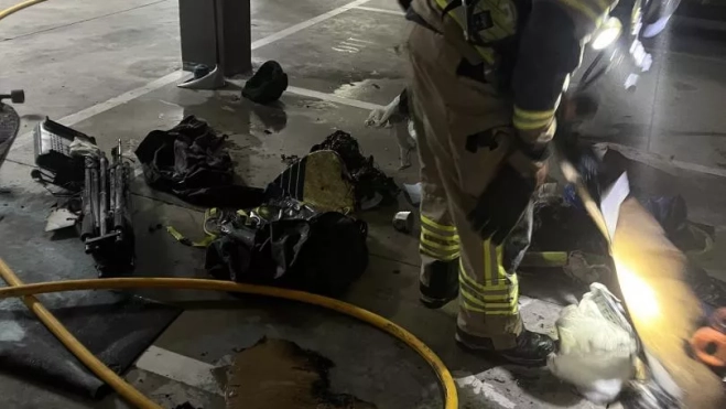 Material que ha ardido dentro del trastero afectado.