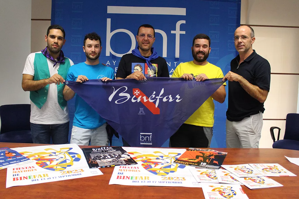 César Pardos, entre los representantes de las peñas.