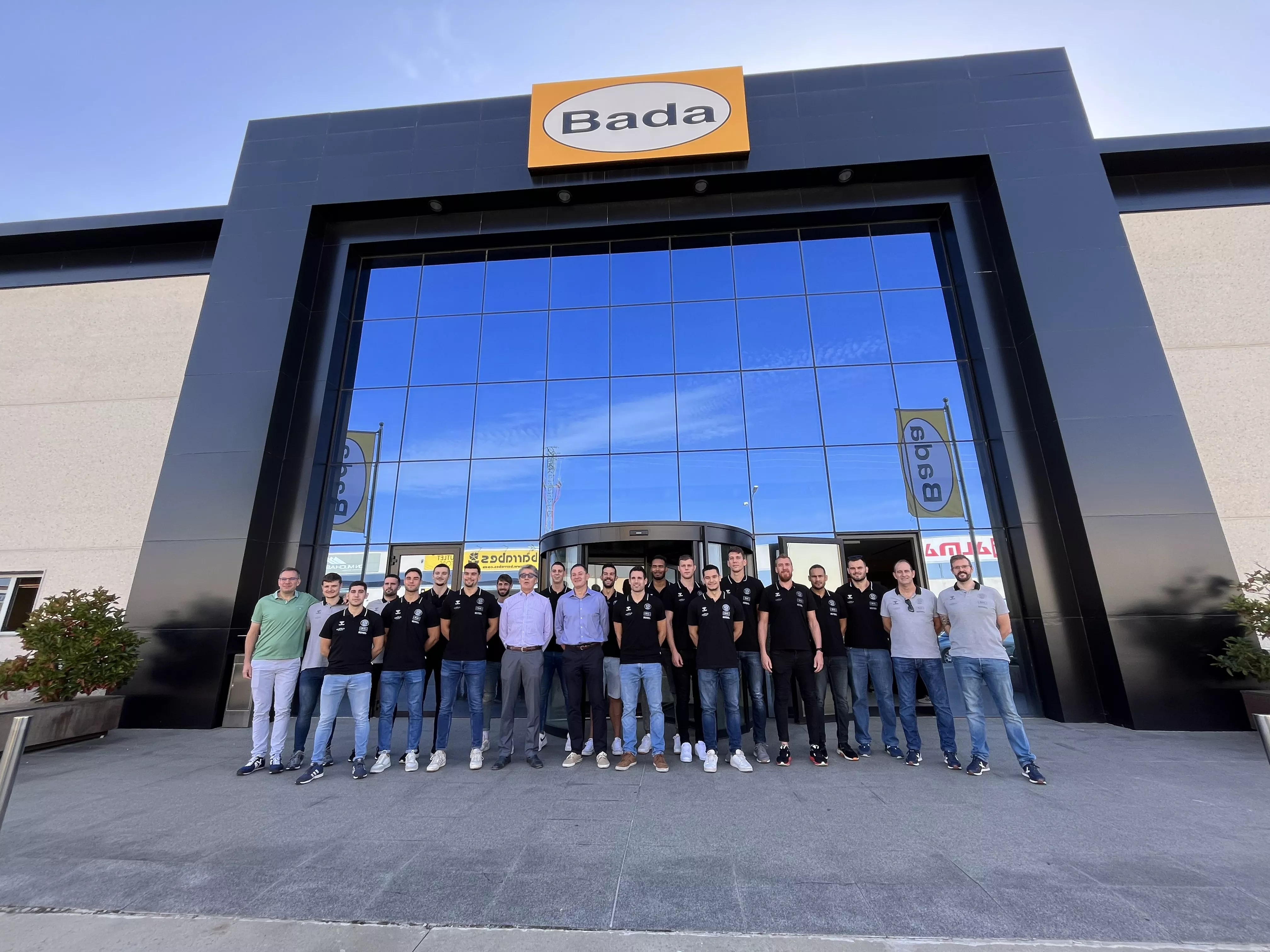 La plantilla de Bada Huesca, en las instalaciones de la empresa oscense este miércoles. Foto: A. Mora