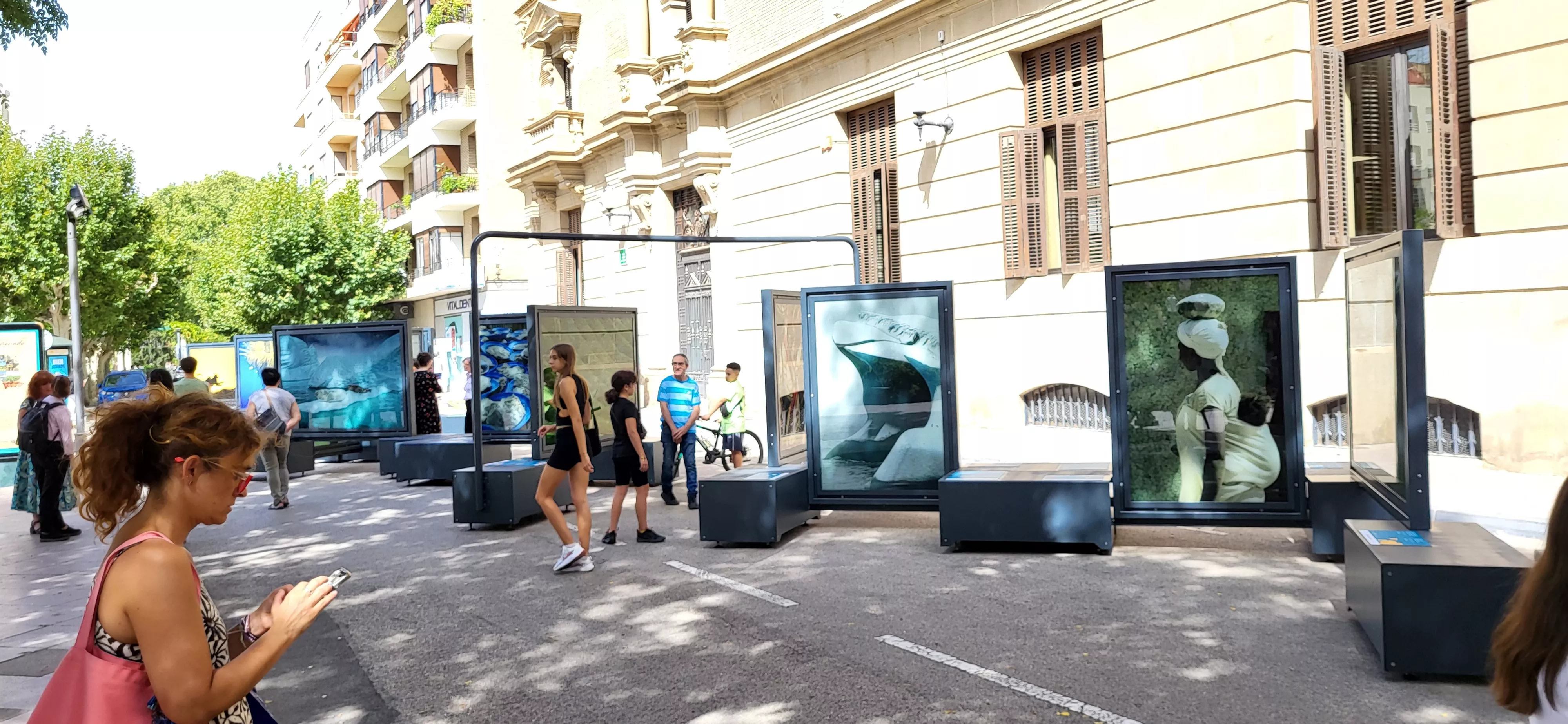 Exposición de fotografías de National Geographic en la plaza de Navarra.