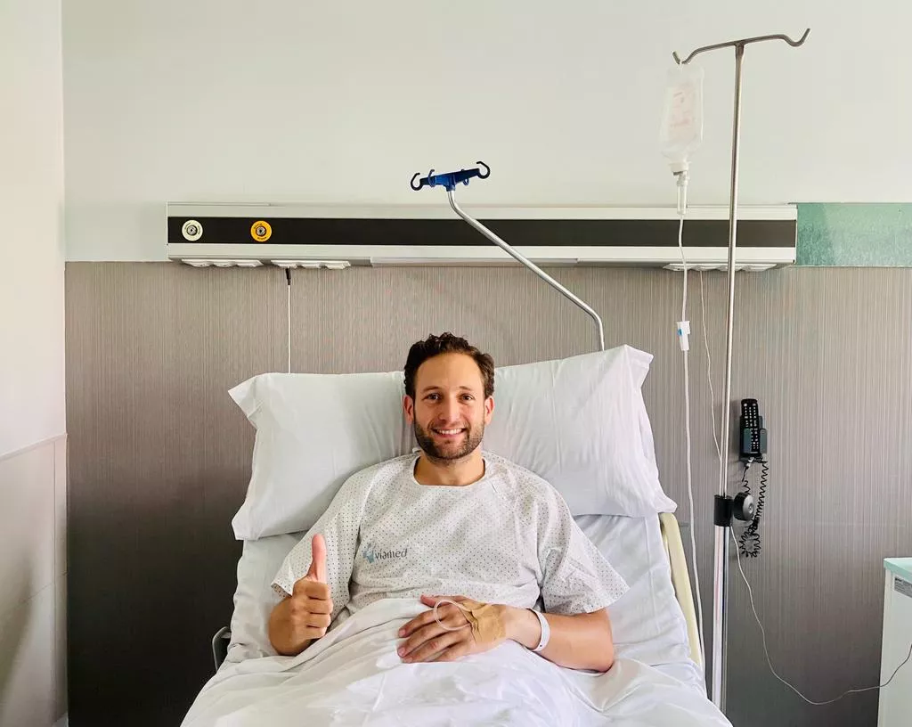 Isaac Claver en su habitación del hospital donde se recupera de la operación de rodilla.