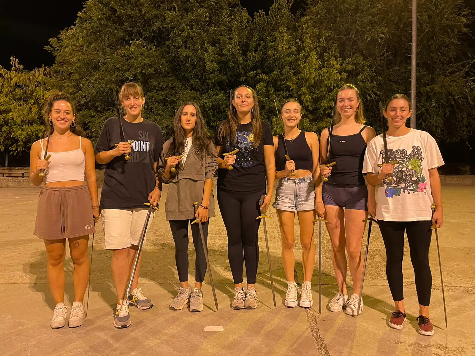 De izquierda a derecha: Ainhoa Pera, Carla Román, Claudia Sistac, Almudena Trell, Irene Isla, Lotus Engel y Lucía Aguilar. Danzantas de Graus.