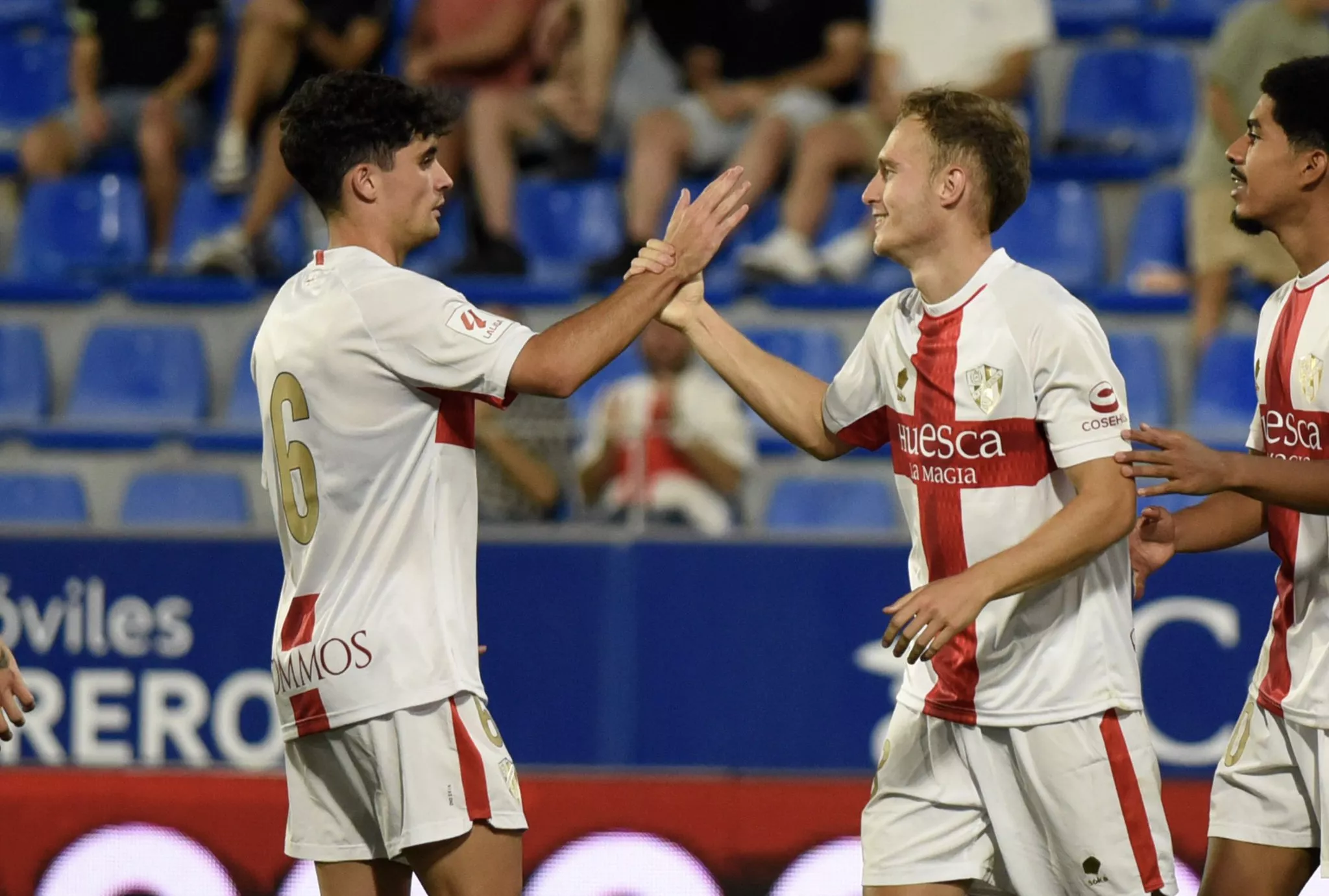 Javi Mier y Tresaco, ambos titulares este miércoles, celebran un gol ante el Pau FC.