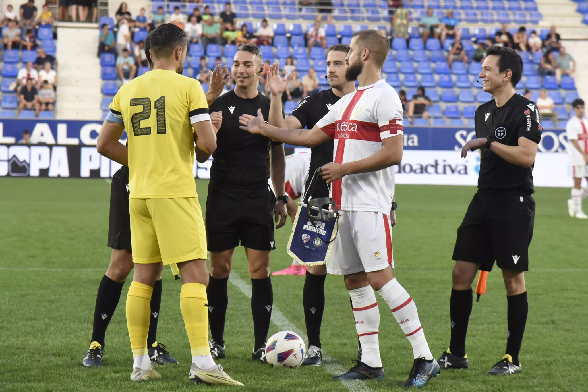 Saludo entre los capitanes antes del inicio. Foto: SDH