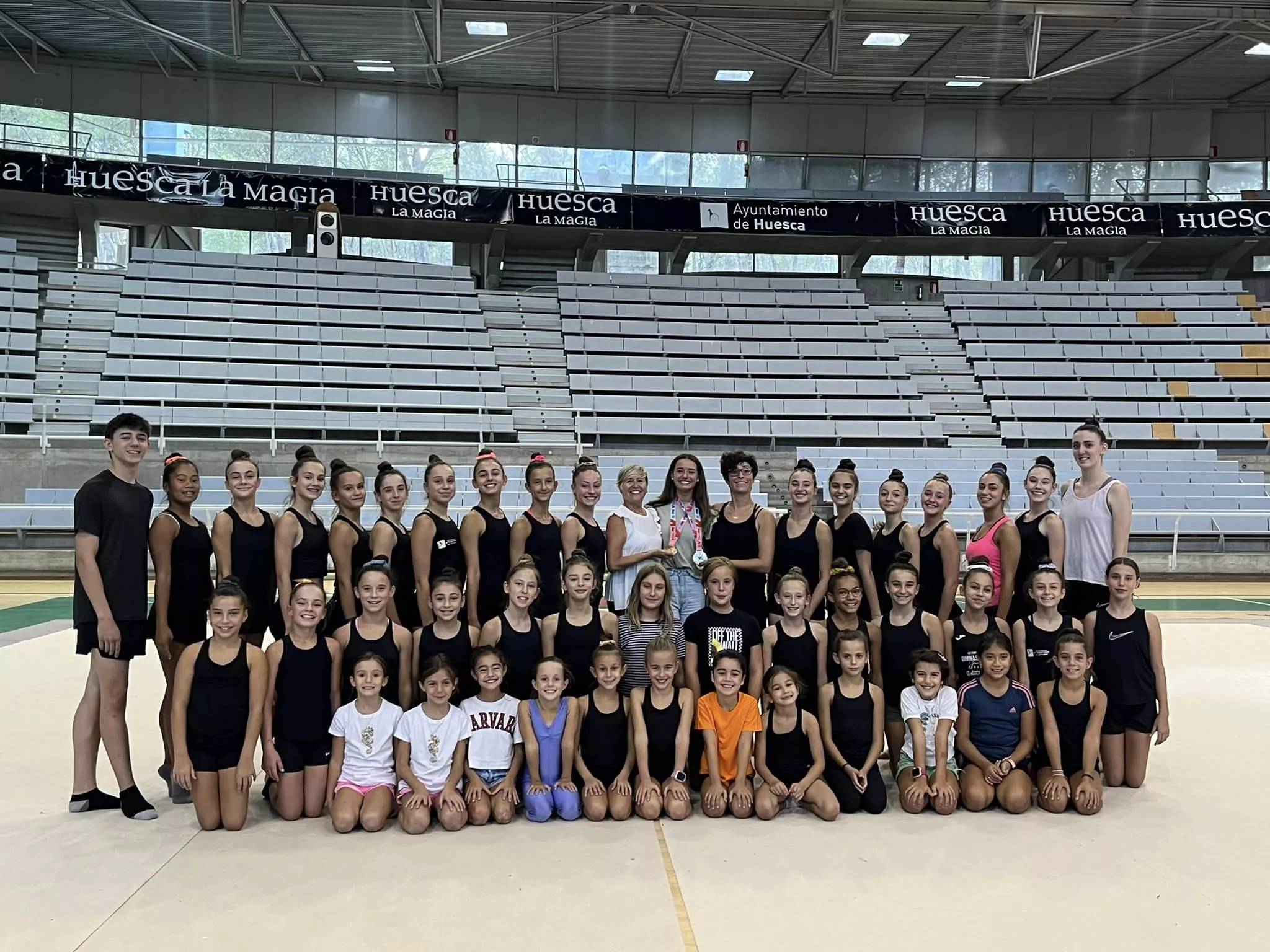 Foto de familia con el Club 90 Huesca e Inés Bergua, en Huesca.