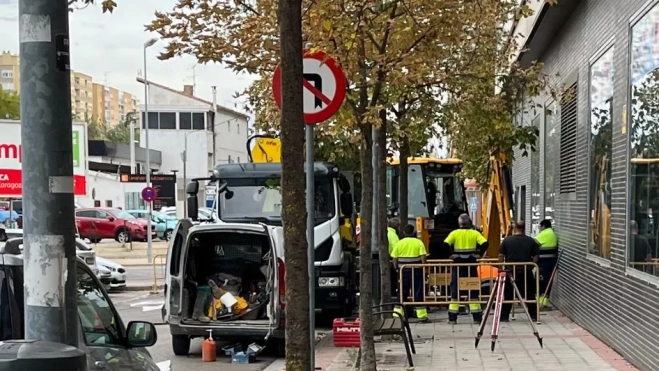 Operarios municipales trabajan en la zona. Operarios municipales trabajan en la zona.