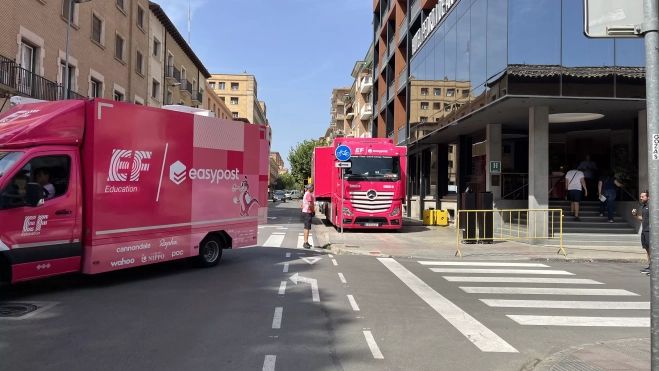 Camiones del EF en Huesca, junto al Pedro I. Camiones del EF en Huesca, junto al Pedro I.
