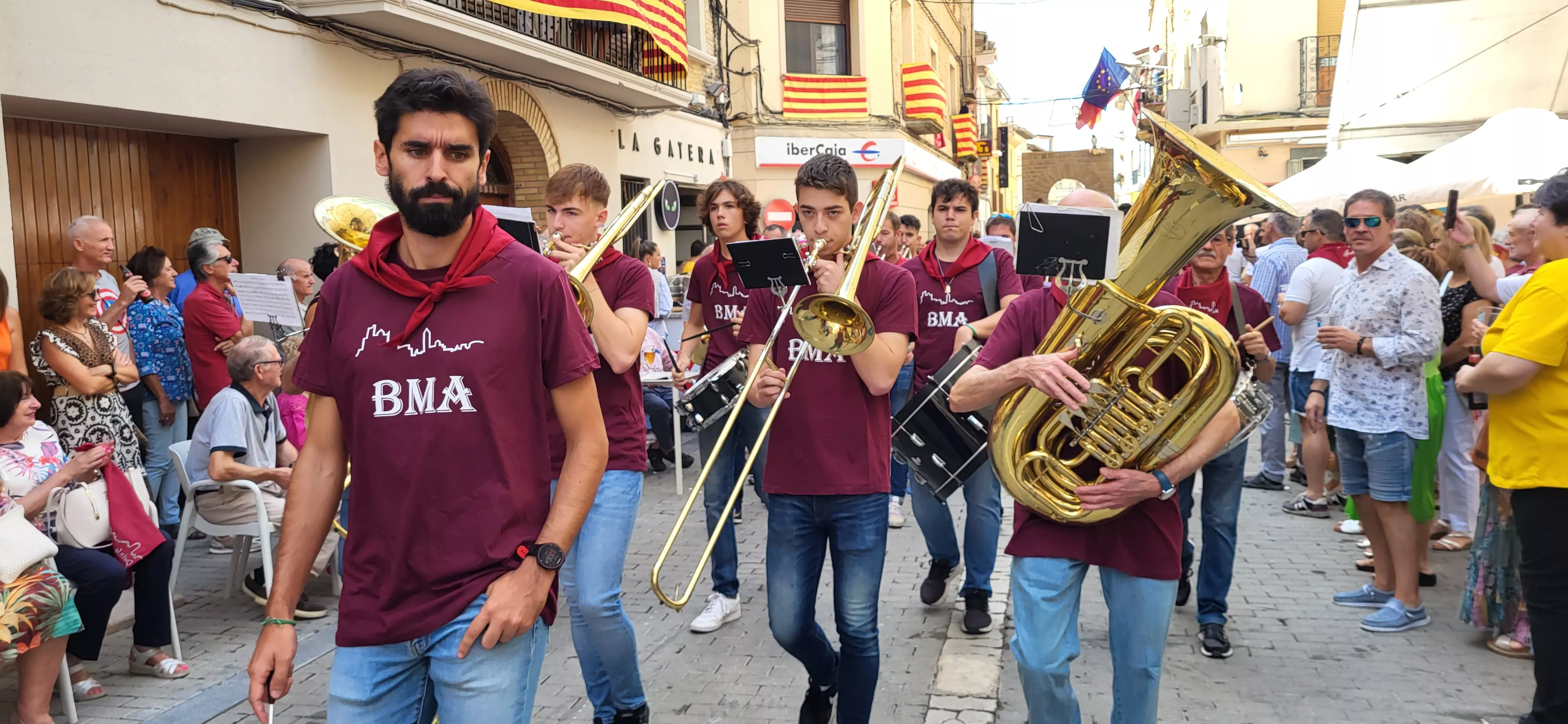 La cabalgata de carrozas en el inicio de las fiestas de Almudévar. Foto Mercedes Manterola
