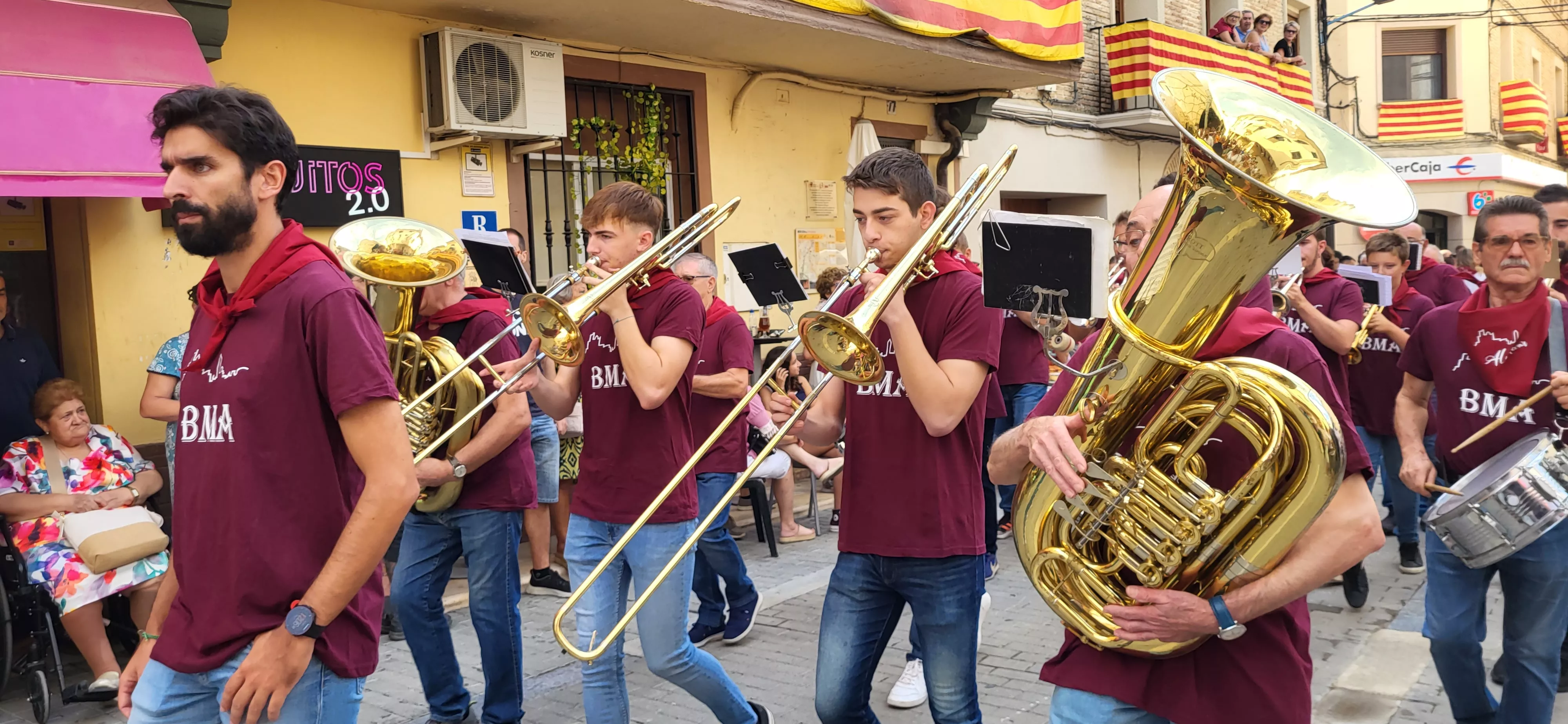 La cabalgata de carrozas en el inicio de las fiestas de Almudévar. Foto Mercedes Manterola