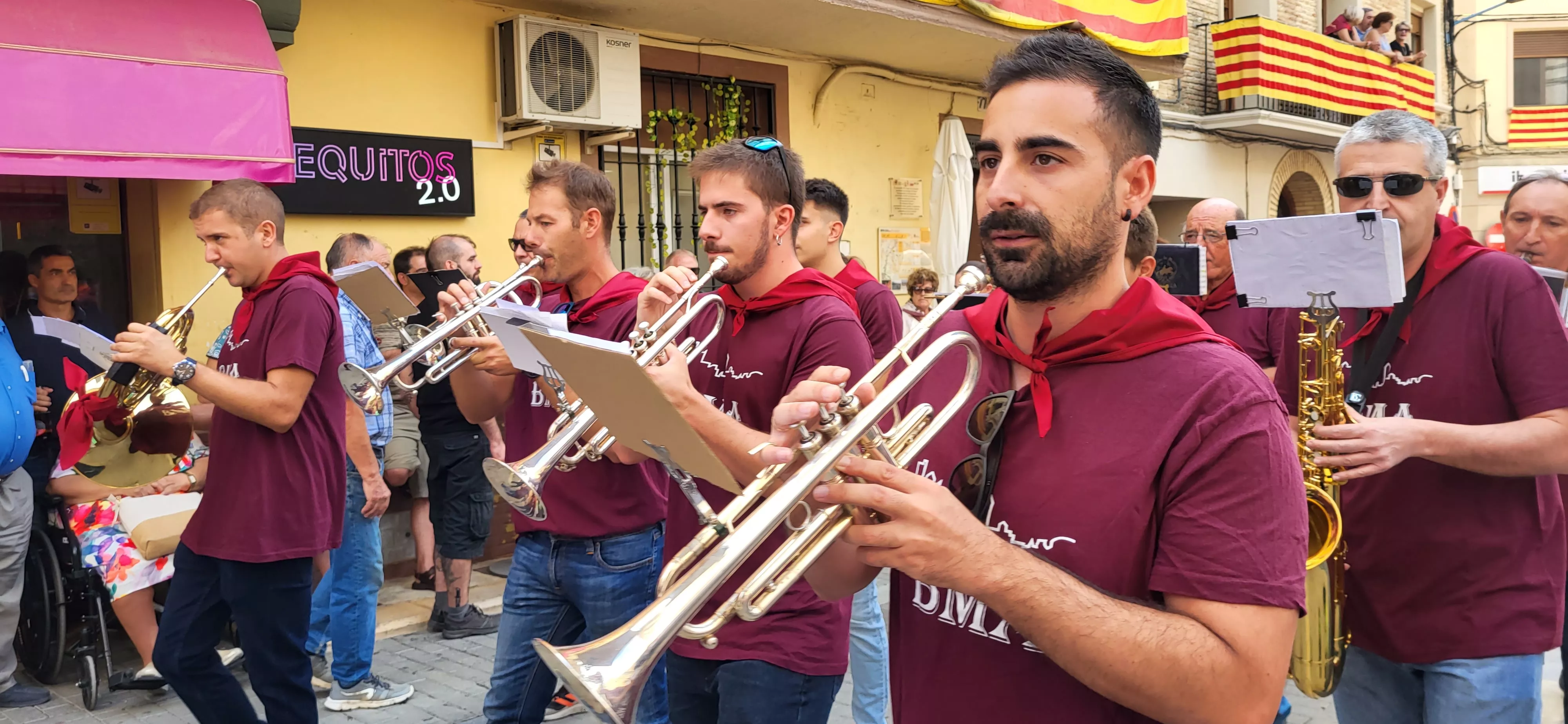 La cabalgata de carrozas en el inicio de las fiestas de Almudévar. Foto Mercedes Manterola