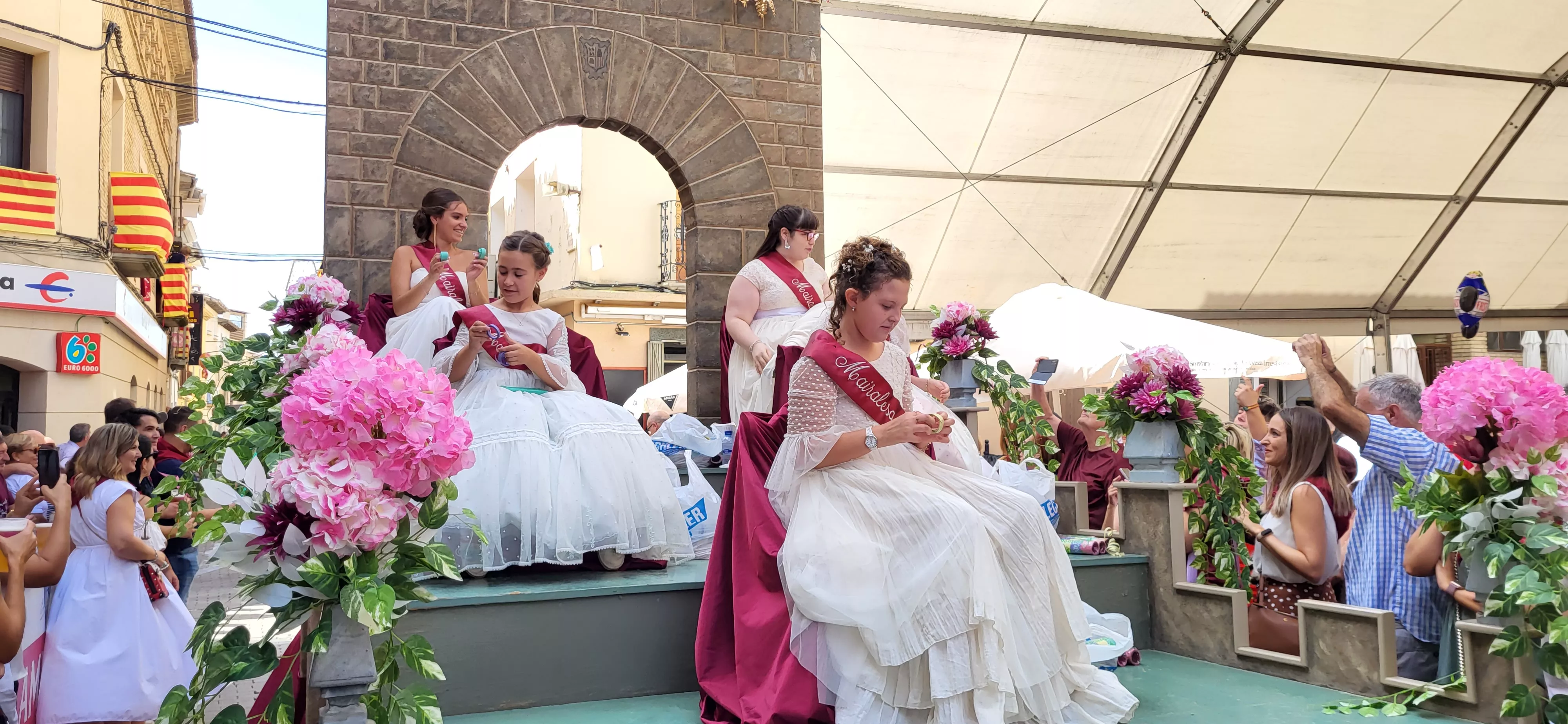 La cabalgata de carrozas en el inicio de las fiestas de Almudévar. Foto Mercedes Manterola
