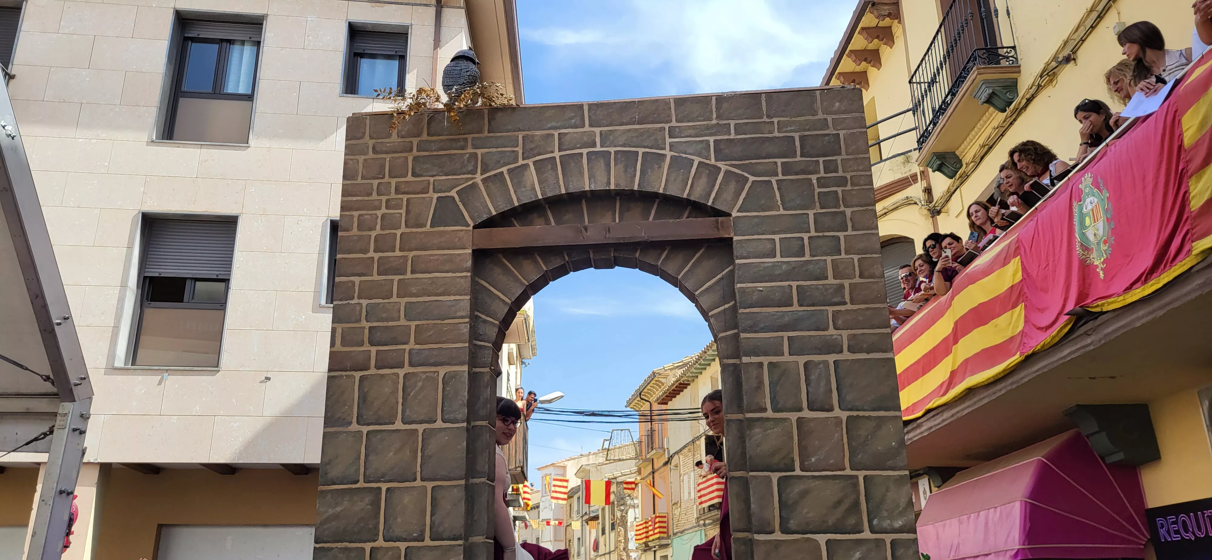 La cabalgata de carrozas en el inicio de las fiestas de Almudévar. Foto Mercedes Manterola