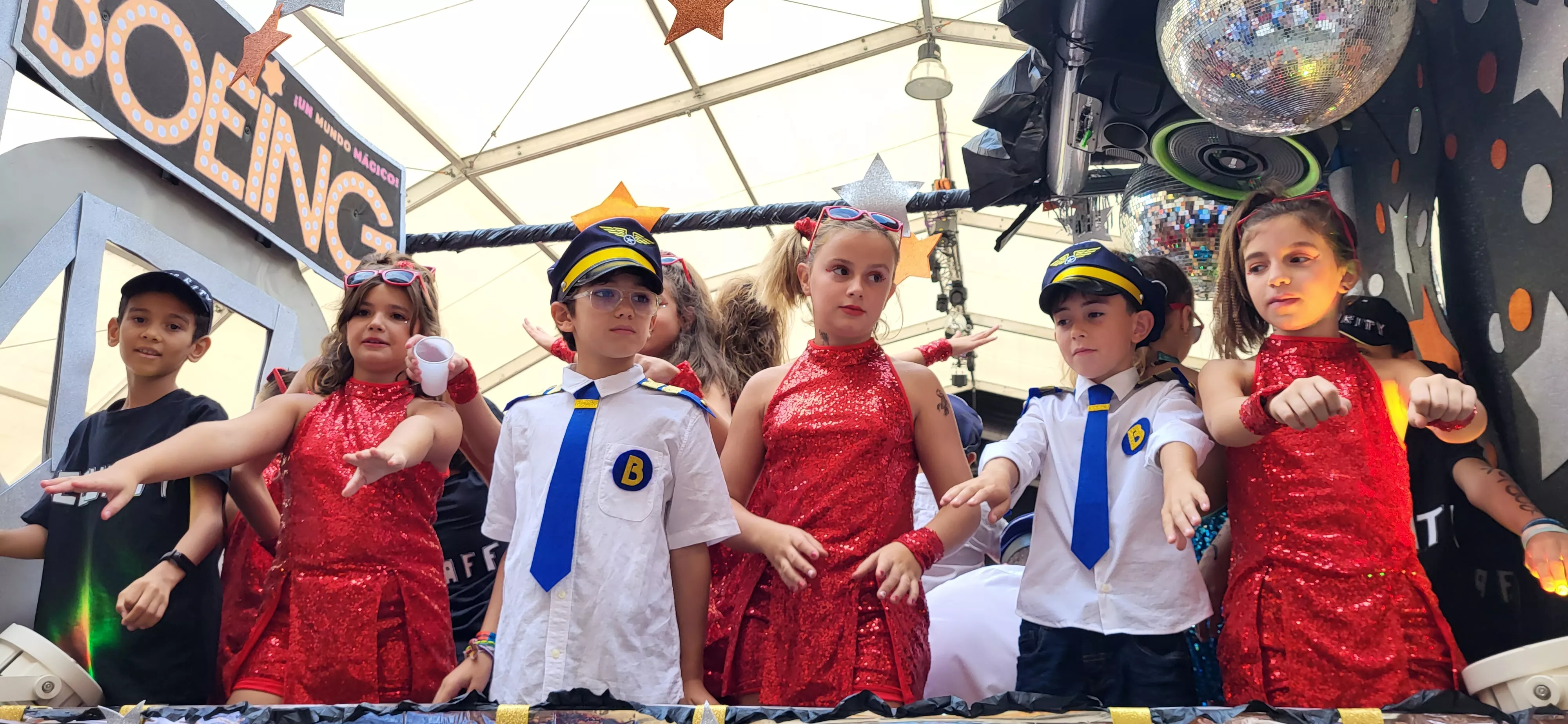 La cabalgata de carrozas en el inicio de las fiestas de Almudévar. Foto Mercedes Manterola