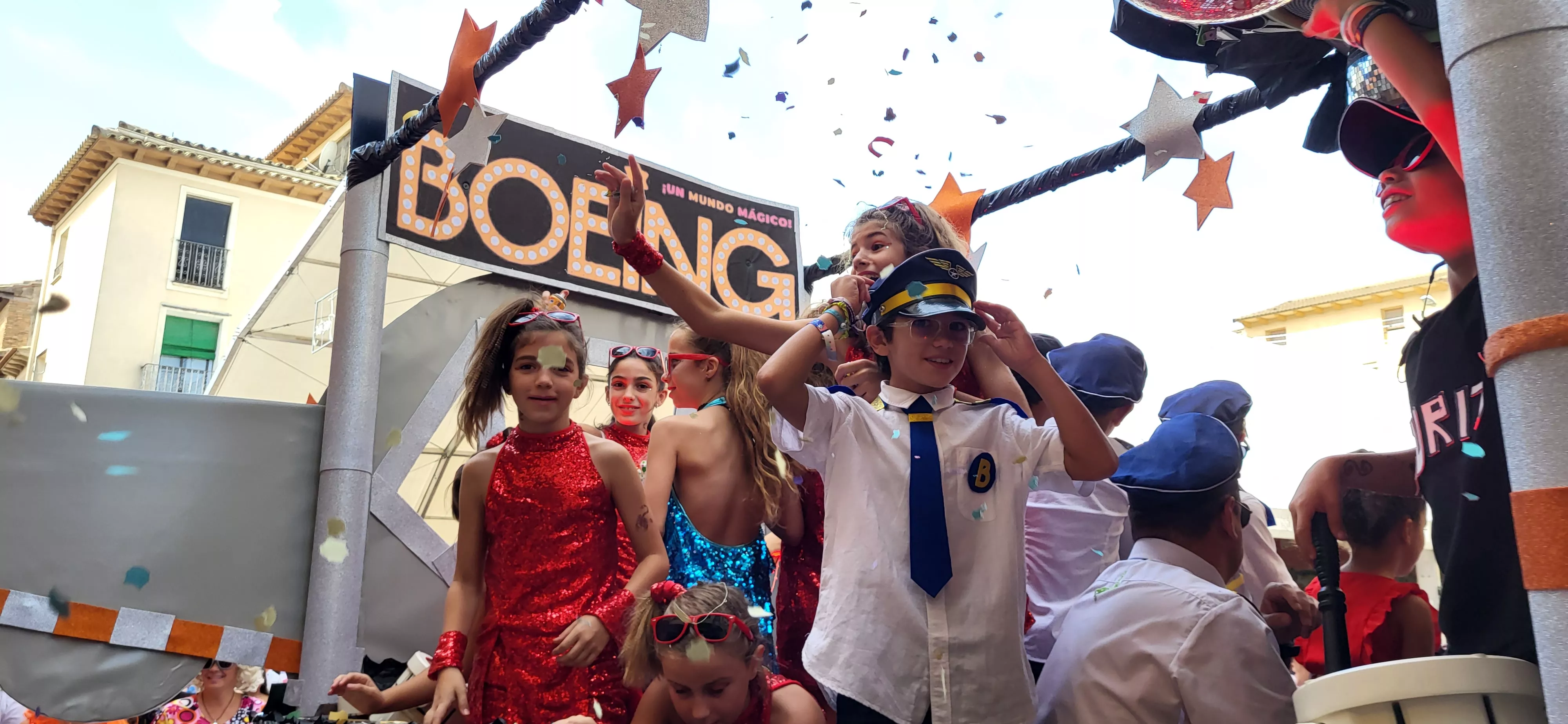 La cabalgata de carrozas en el inicio de las fiestas de Almudévar. Foto Mercedes Manterola