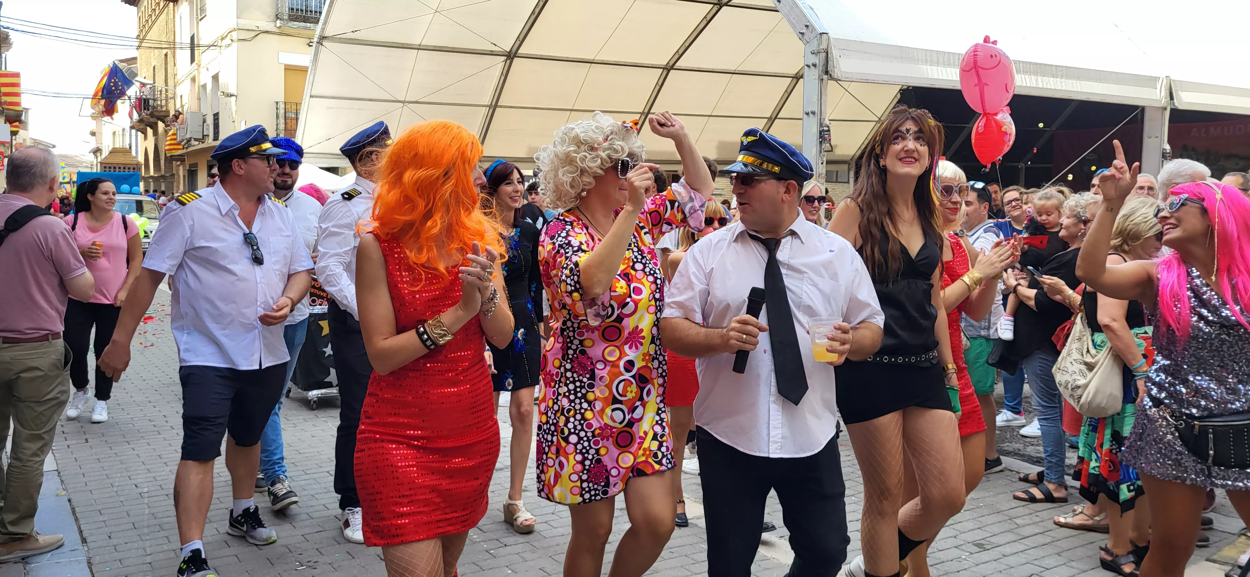 La cabalgata de carrozas en el inicio de las fiestas de Almudévar. Foto Mercedes Manterola
