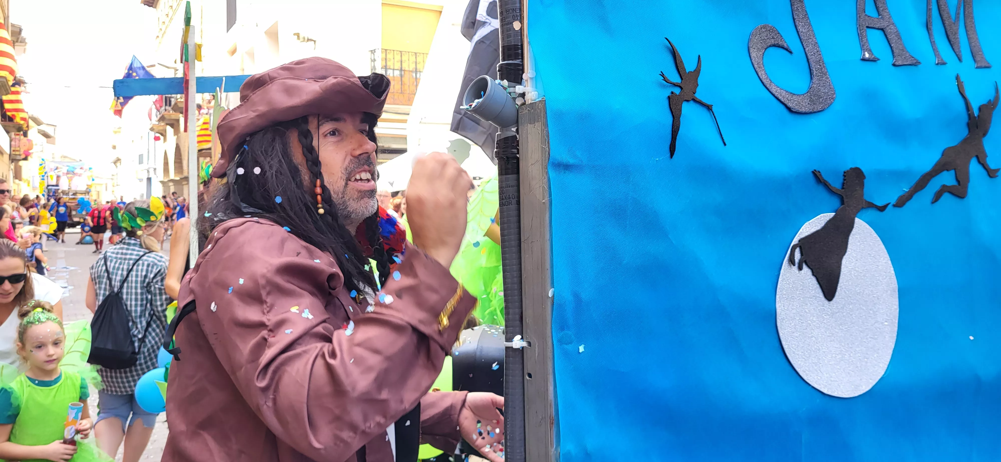La cabalgata de carrozas en el inicio de las fiestas de Almudévar. Foto Mercedes Manterola