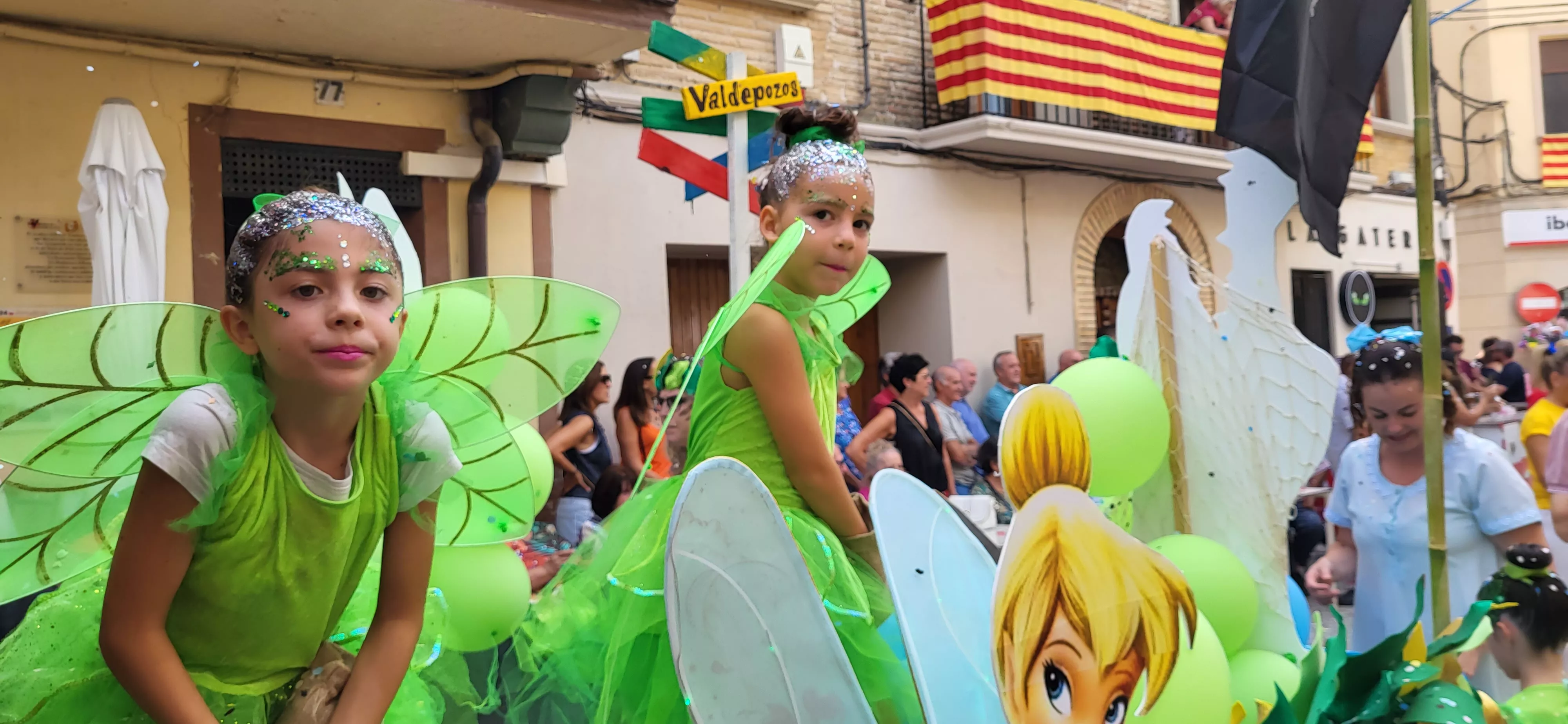 La cabalgata de carrozas en el inicio de las fiestas de Almudévar. Foto Mercedes Manterola