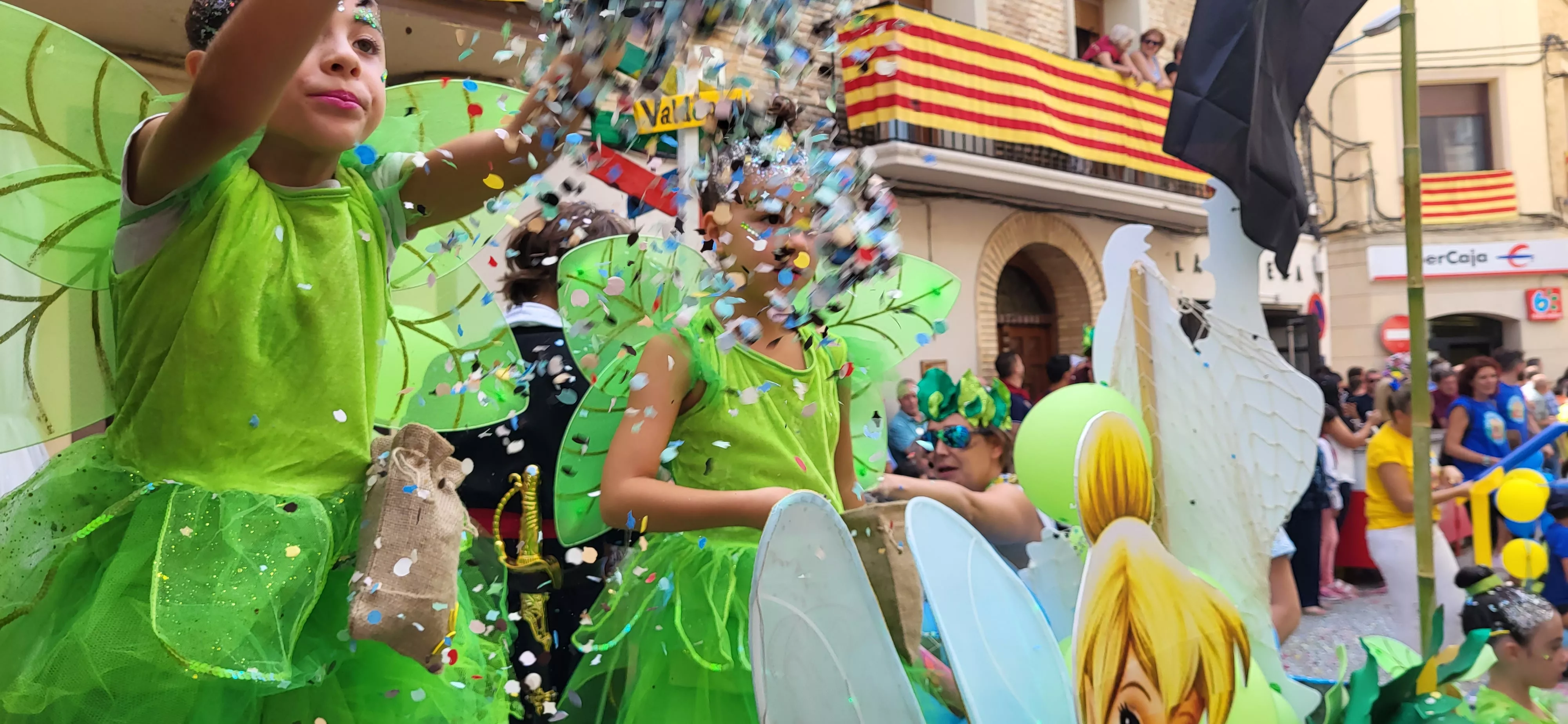 La cabalgata de carrozas en el inicio de las fiestas de Almudévar. Foto Mercedes Manterola