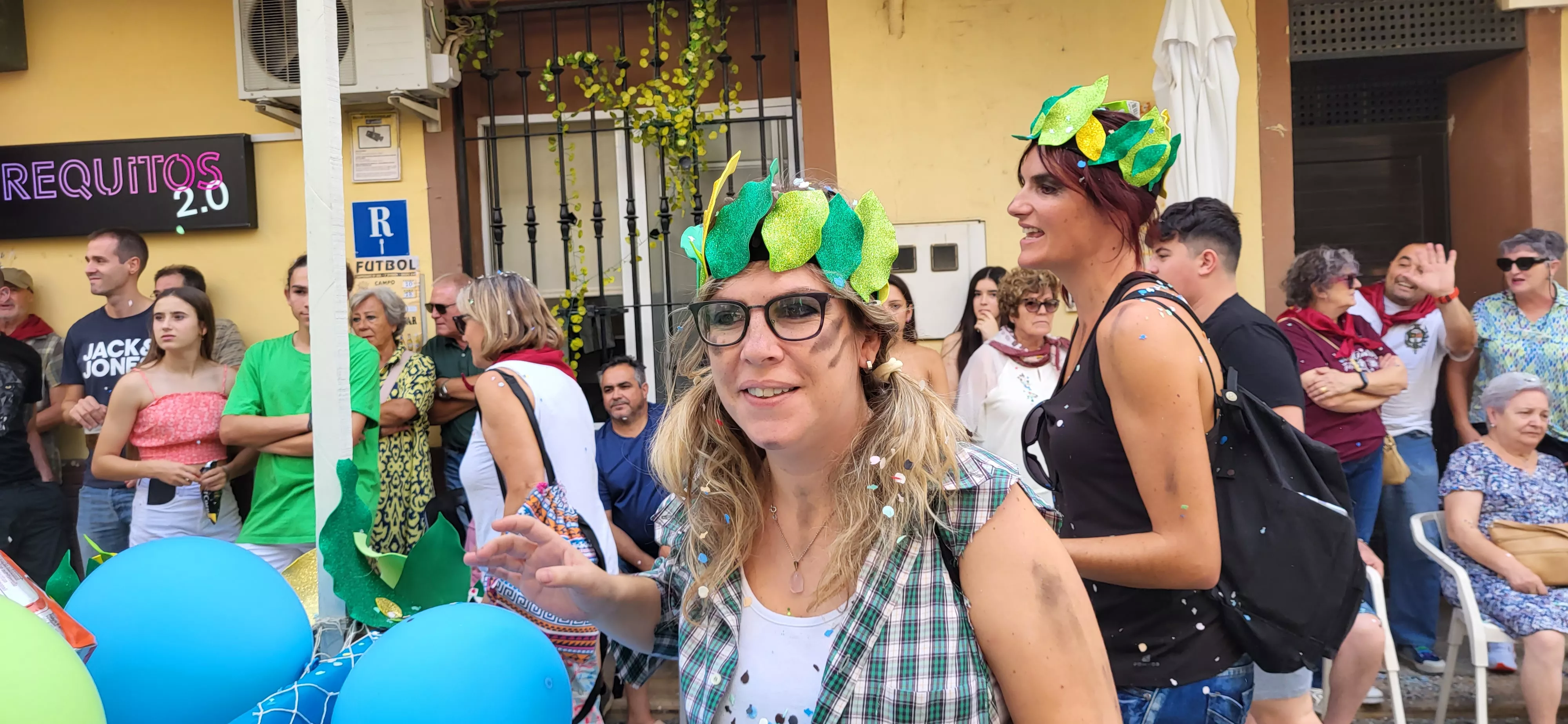 La cabalgata de carrozas en el inicio de las fiestas de Almudévar. Foto Mercedes Manterola