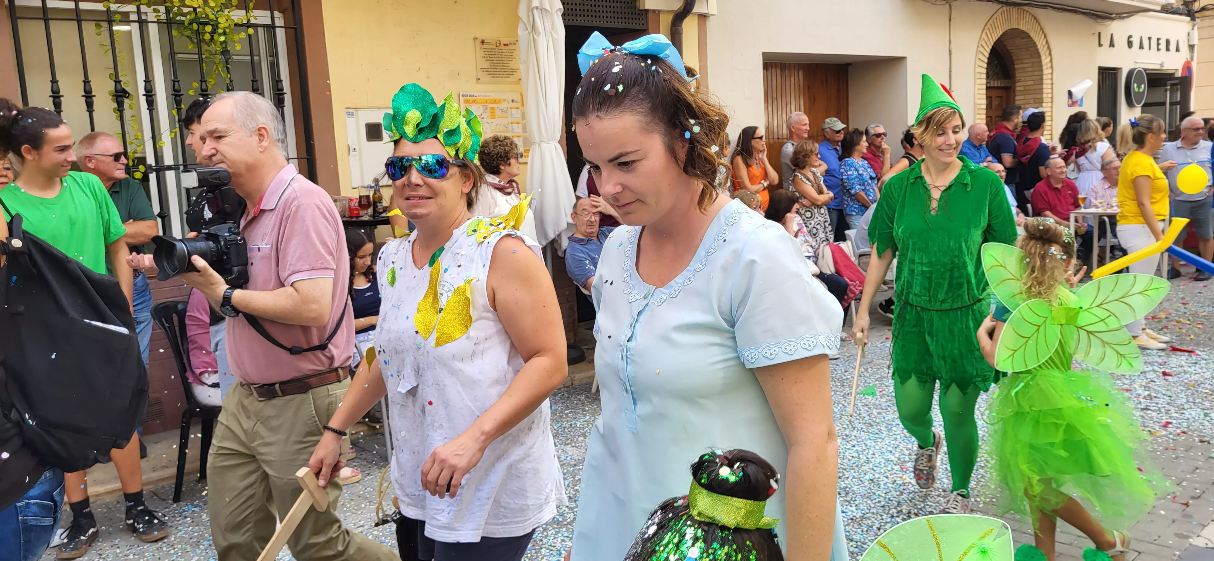 La cabalgata de carrozas en el inicio de las fiestas de Almudévar. Foto Mercedes Manterola