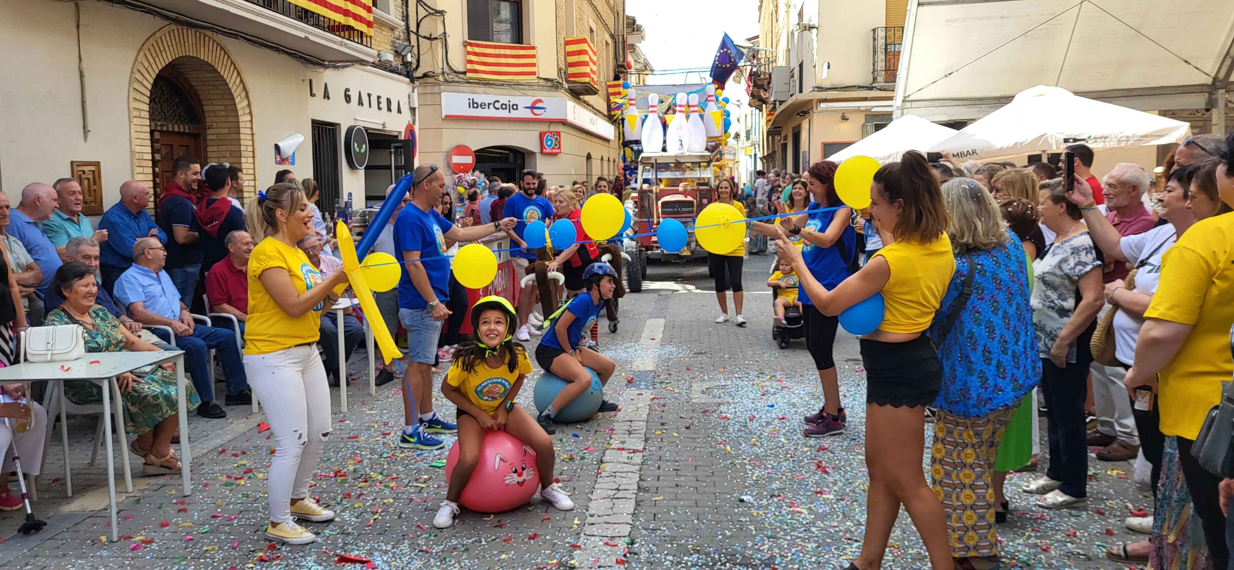 La cabalgata de carrozas en el inicio de las fiestas de Almudévar. Foto Mercedes Manterola
