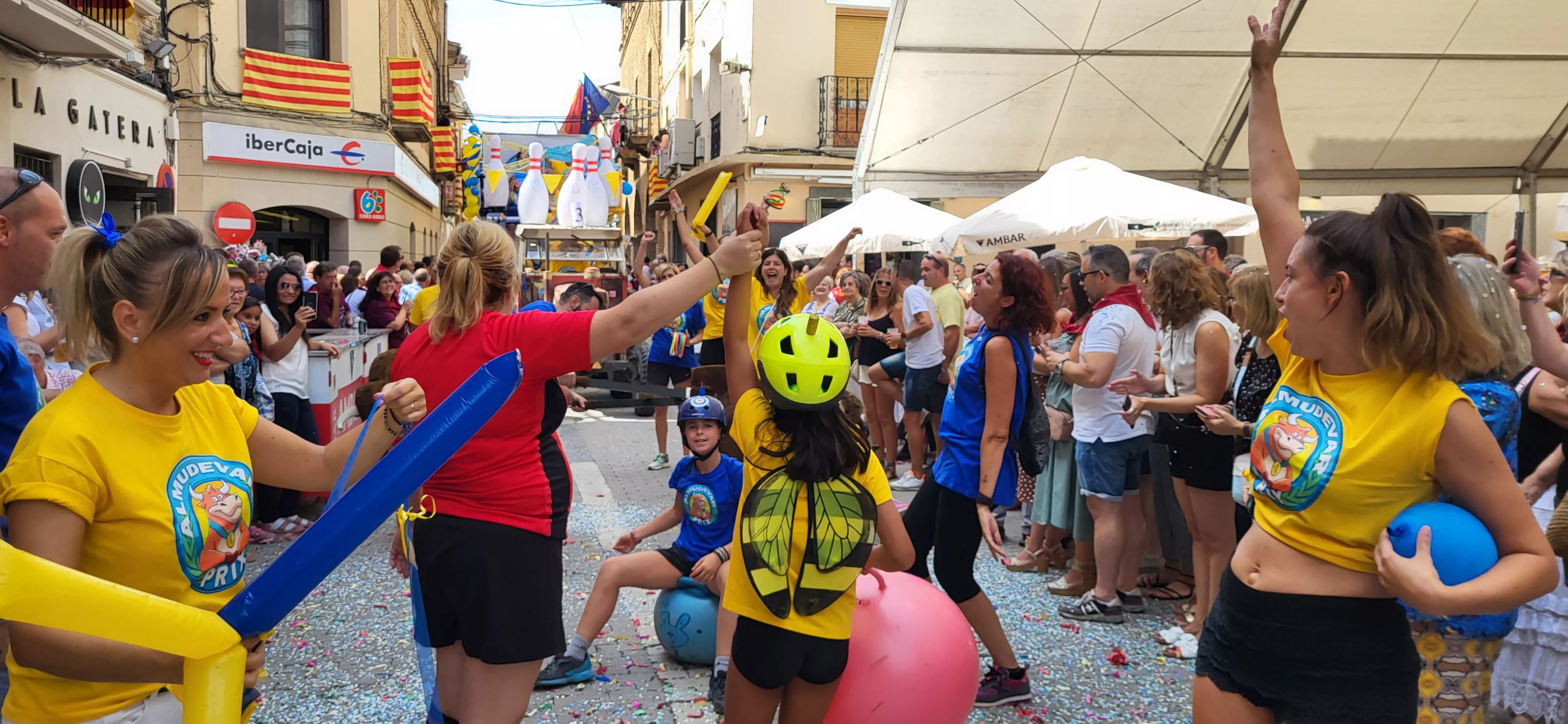 La cabalgata de carrozas en el inicio de las fiestas de Almudévar. Foto Mercedes Manterola