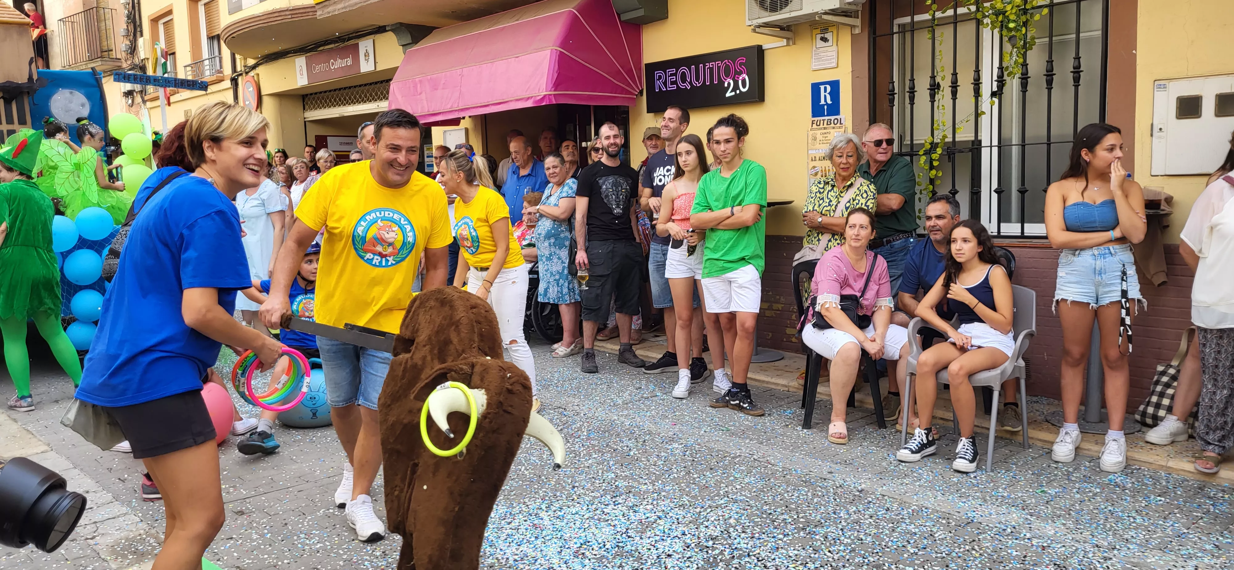 La cabalgata de carrozas en el inicio de las fiestas de Almudévar. Foto Mercedes Manterola