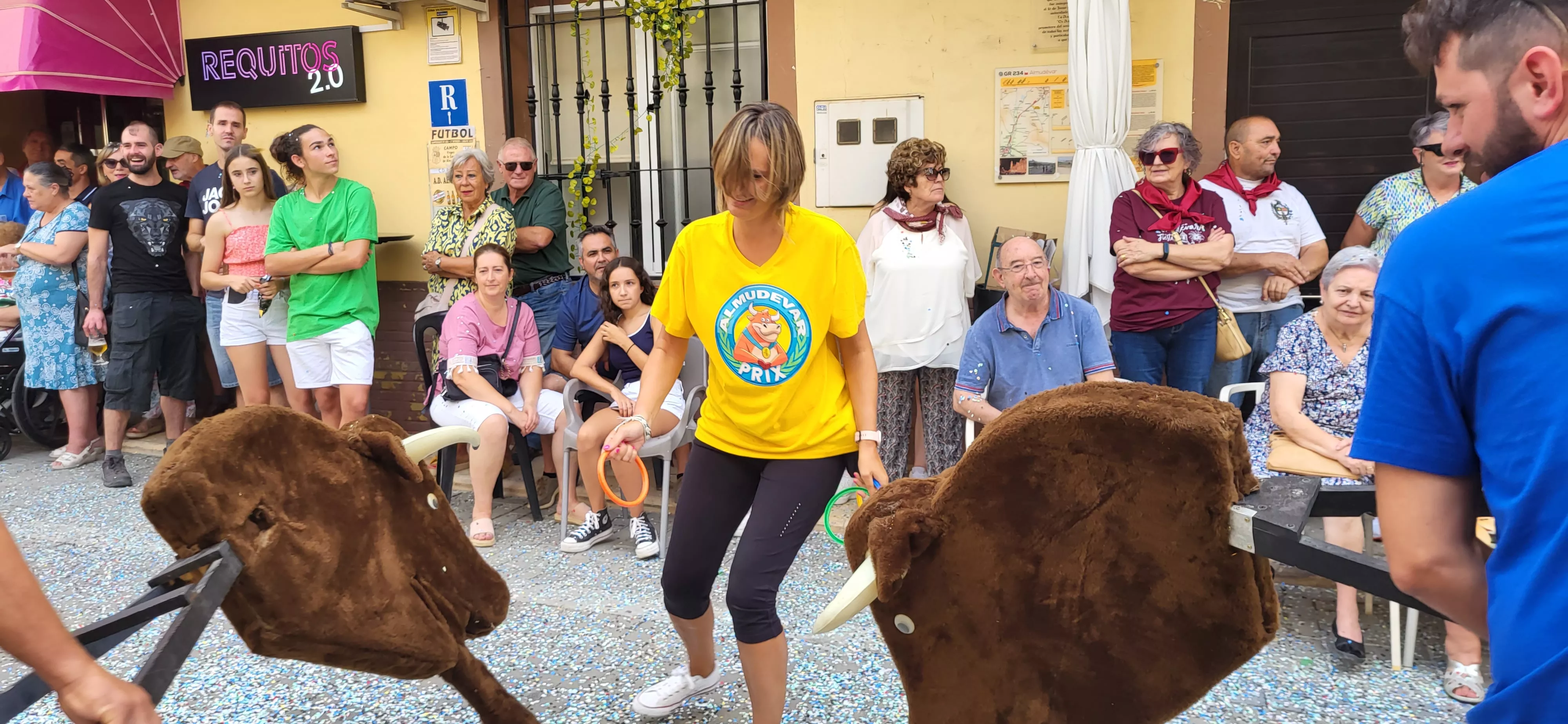 La cabalgata de carrozas en el inicio de las fiestas de Almudévar. Foto Mercedes Manterola