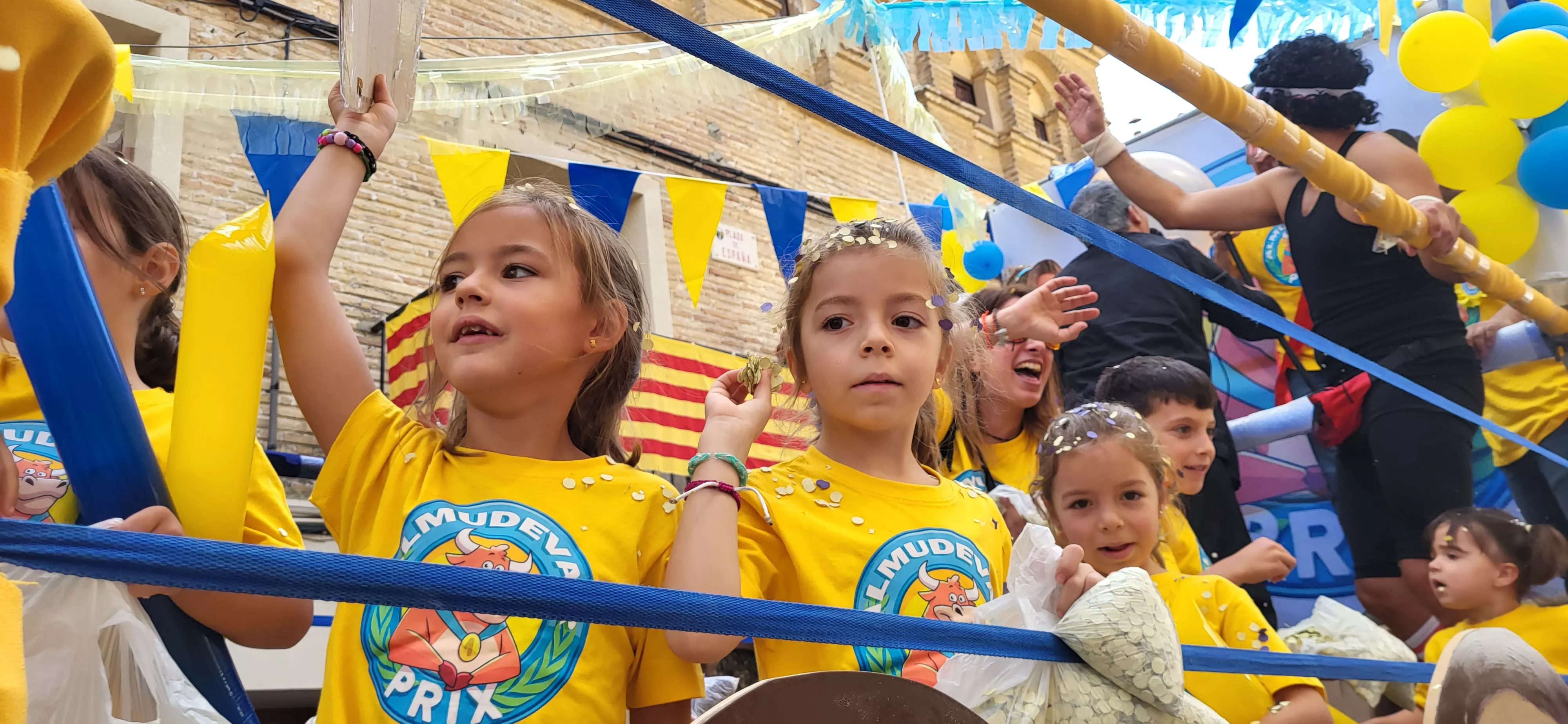La cabalgata de carrozas en el inicio de las fiestas de Almudévar. Foto Mercedes Manterola