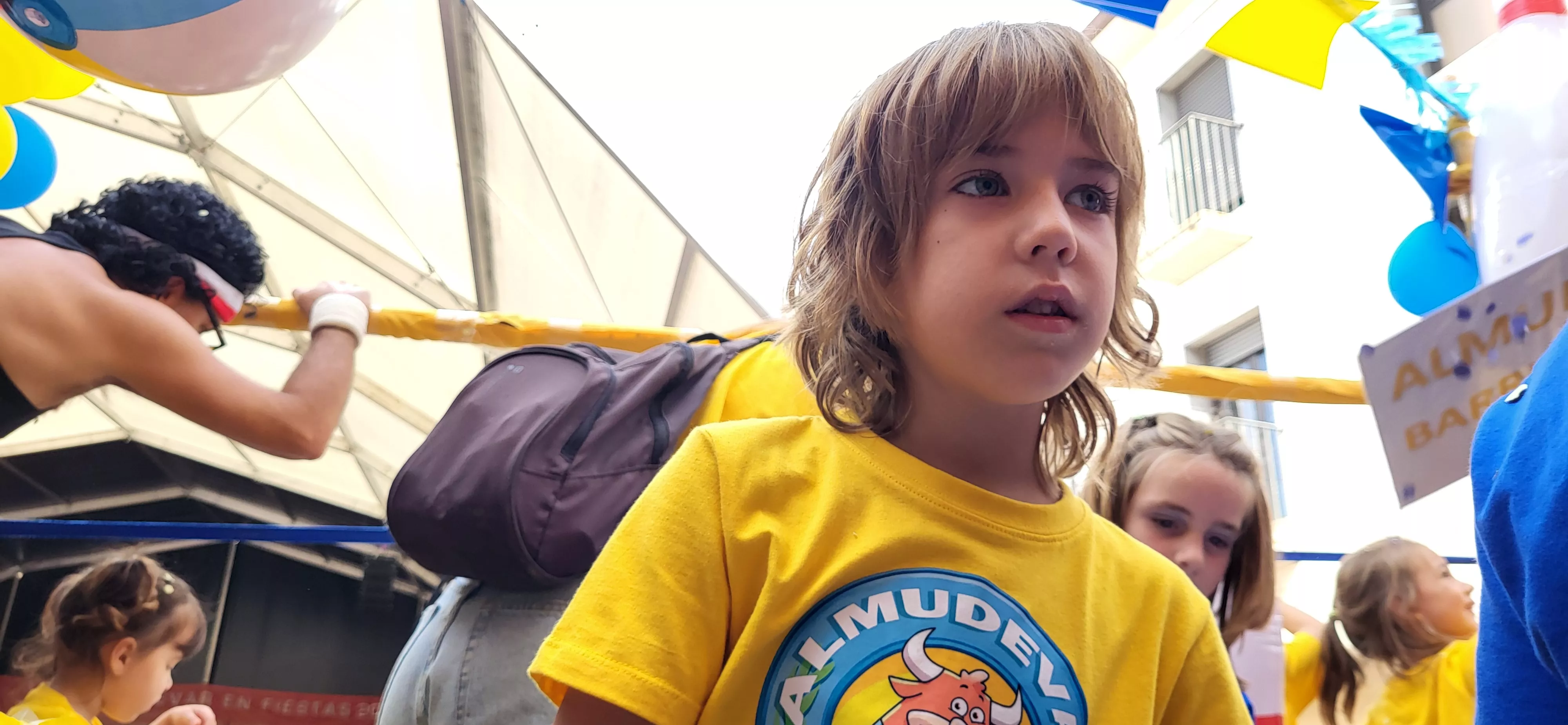 La cabalgata de carrozas en el inicio de las fiestas de Almudévar. Foto Mercedes Manterola