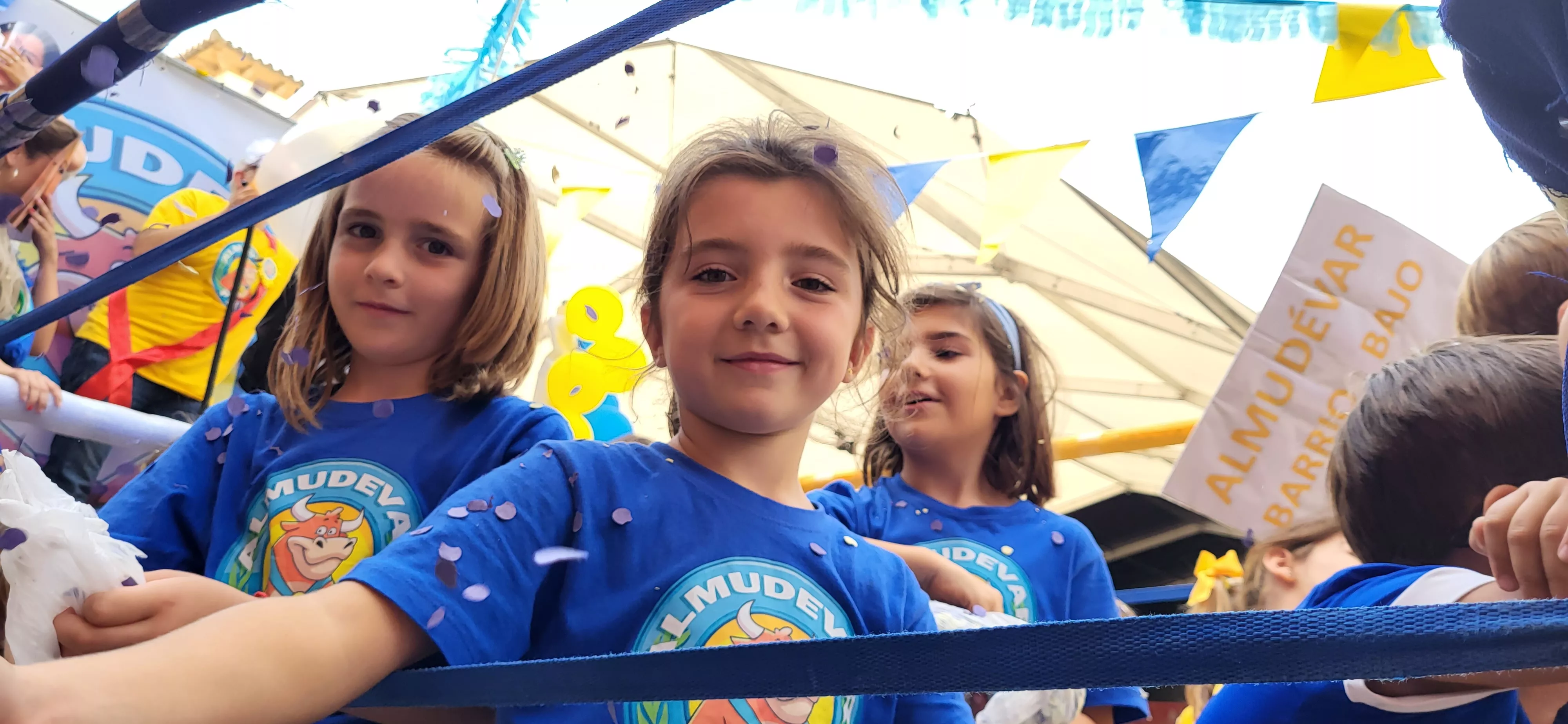 La cabalgata de carrozas en el inicio de las fiestas de Almudévar. Foto Mercedes Manterola