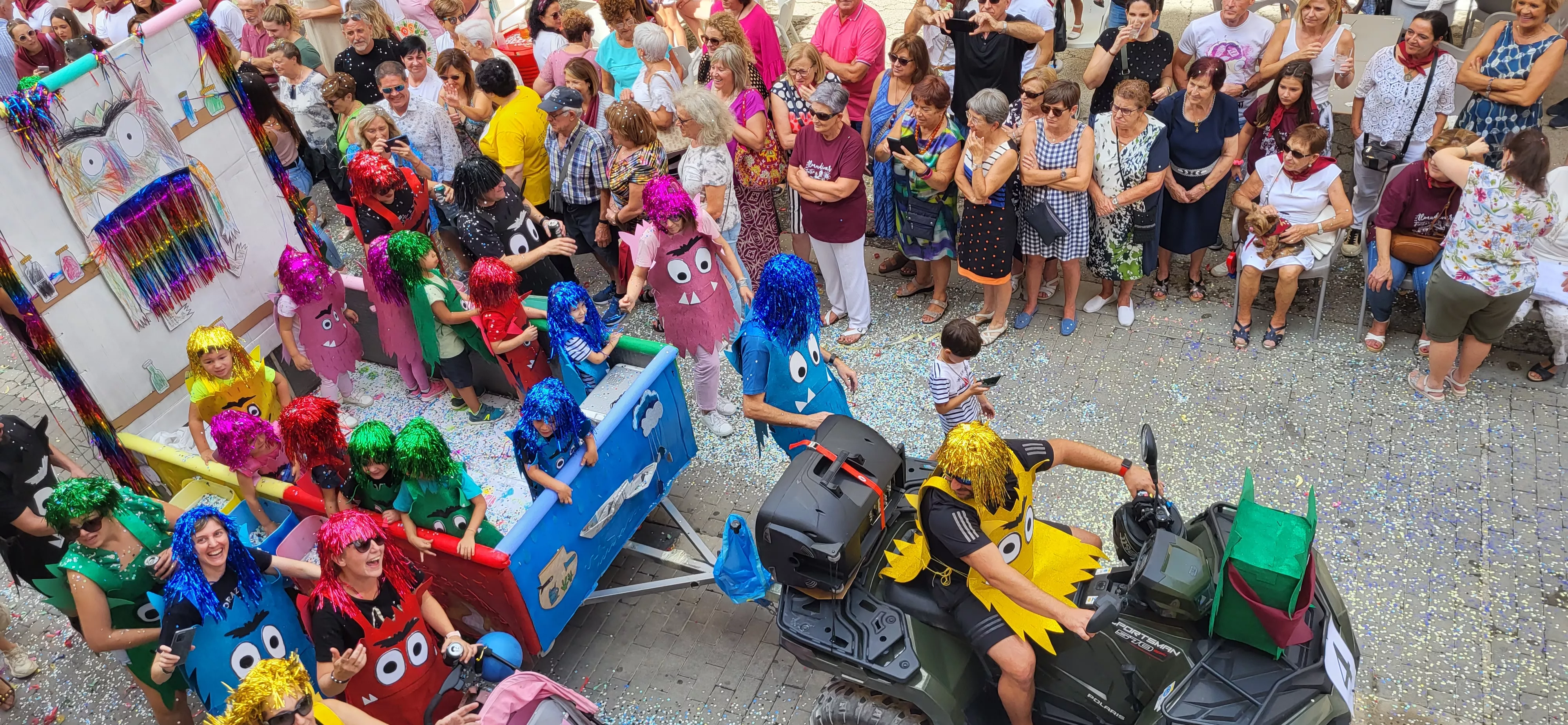 La cabalgata de carrozas en el inicio de las fiestas de Almudévar. Foto Mercedes Manterola