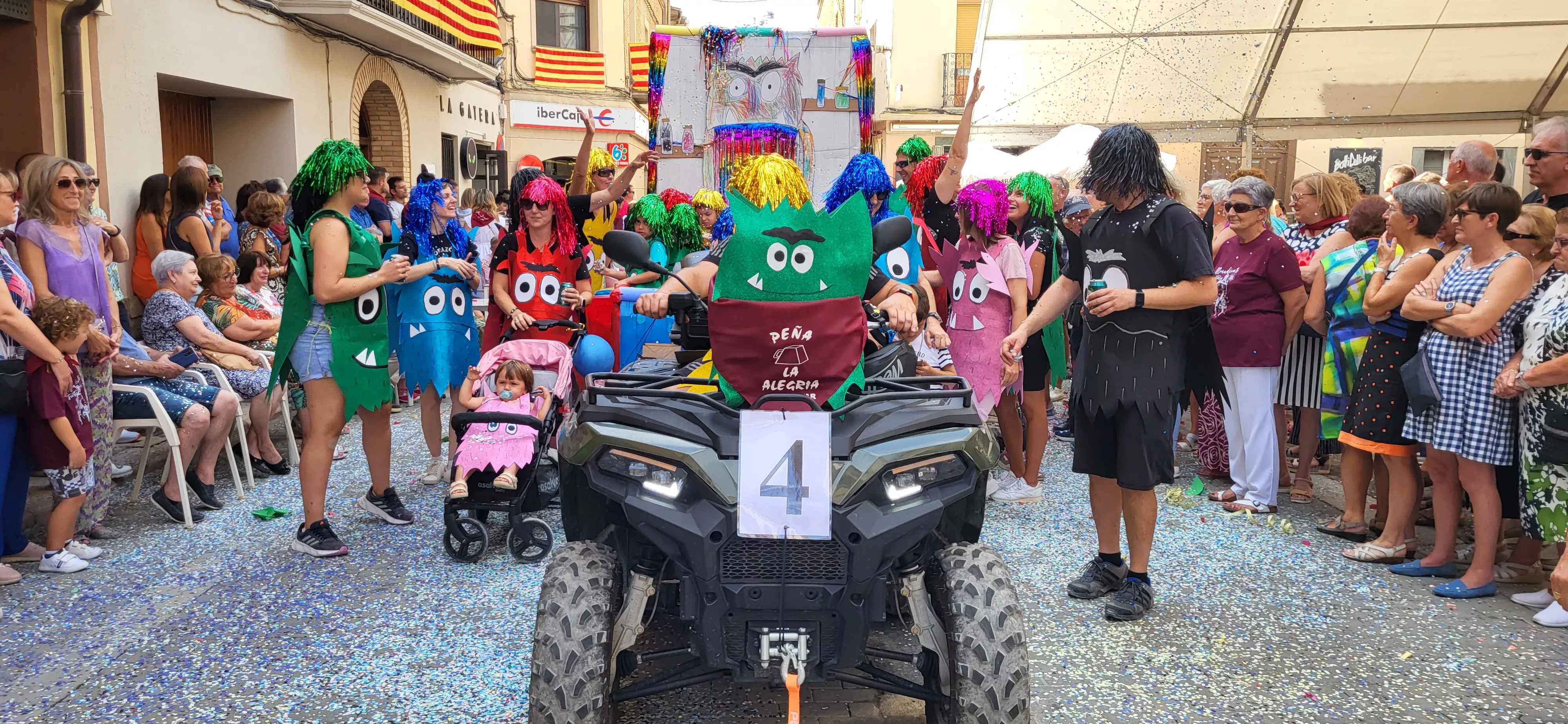 La cabalgata de carrozas en el inicio de las fiestas de Almudévar. Foto Mercedes Manterola