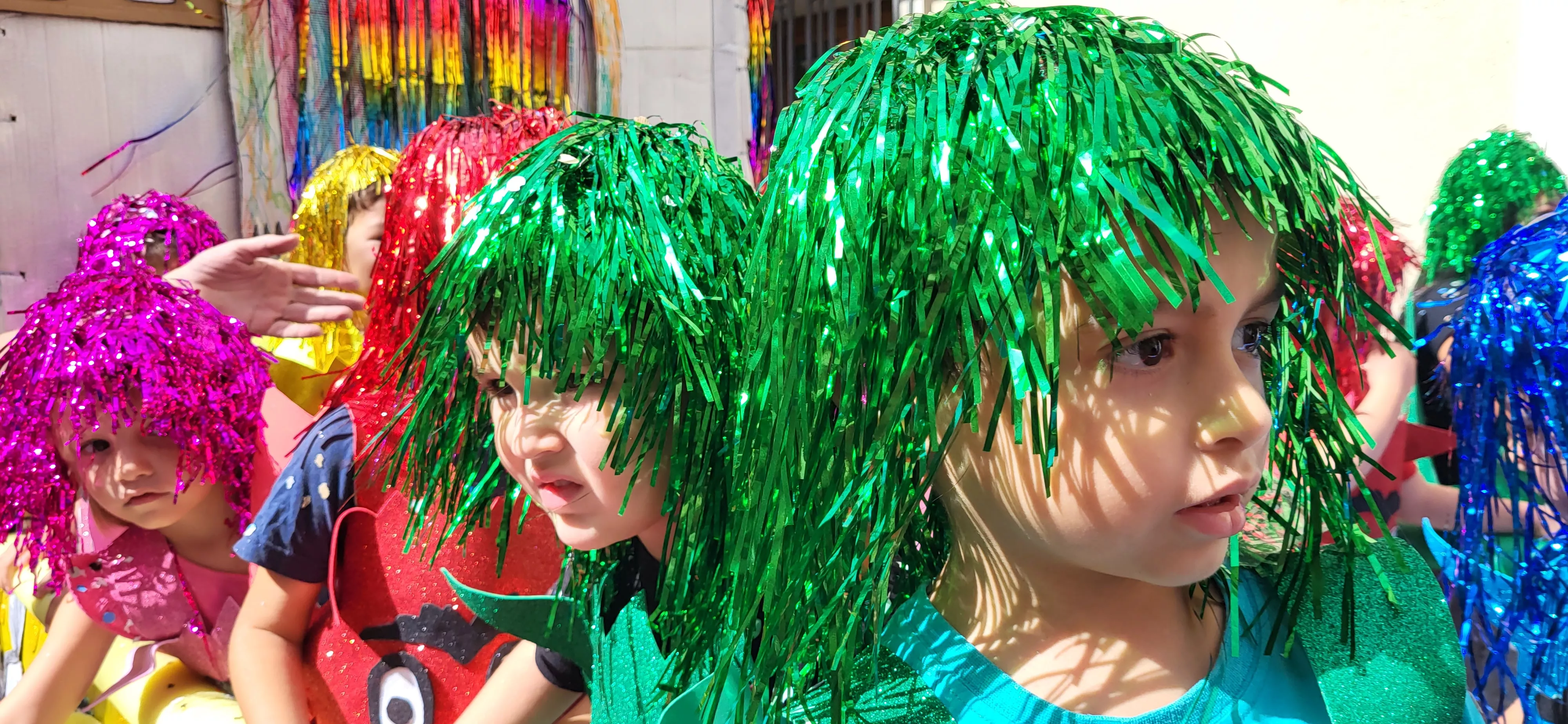 La cabalgata de carrozas en el inicio de las fiestas de Almudévar. Foto Mercedes Manterola
