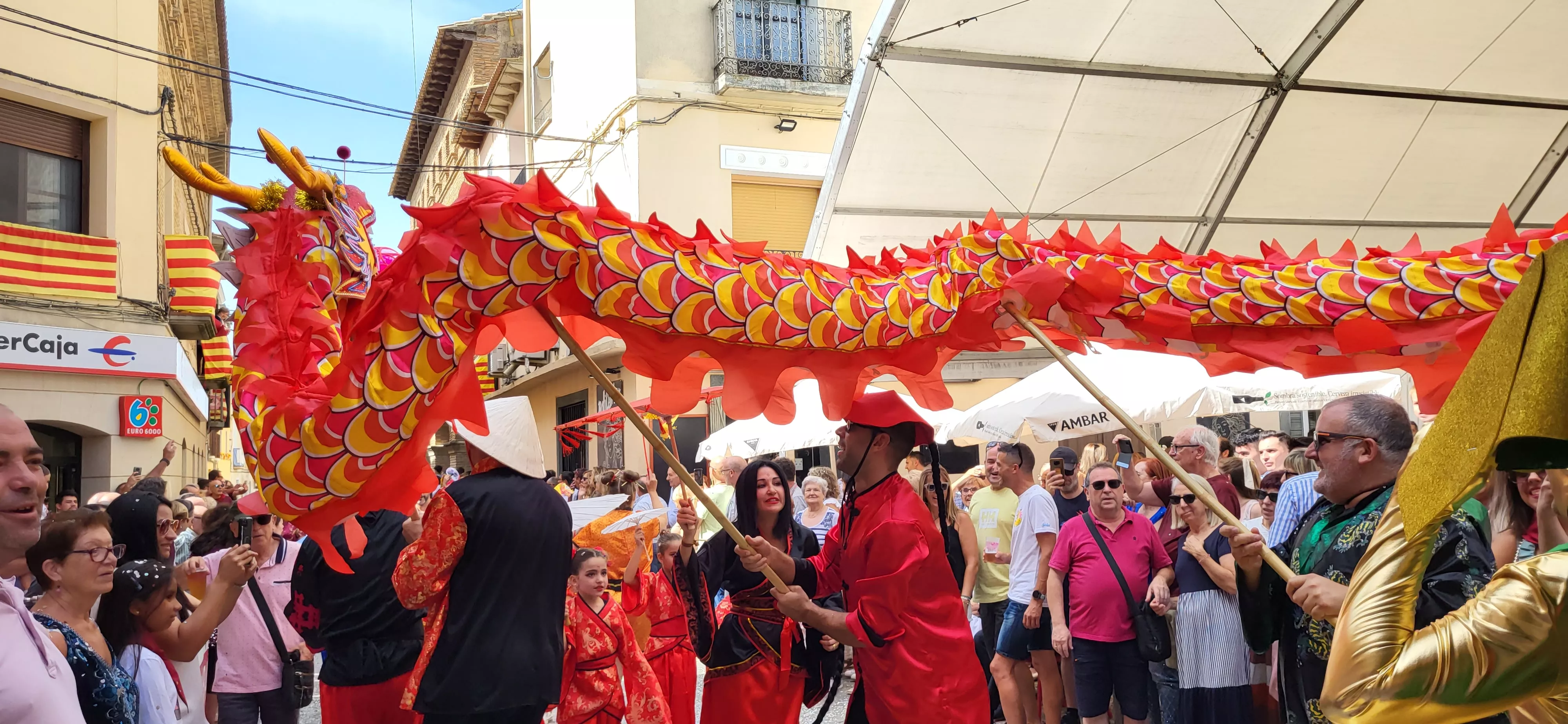 La cabalgata de carrozas en el inicio de las fiestas de Almudévar. Foto Mercedes Manterola